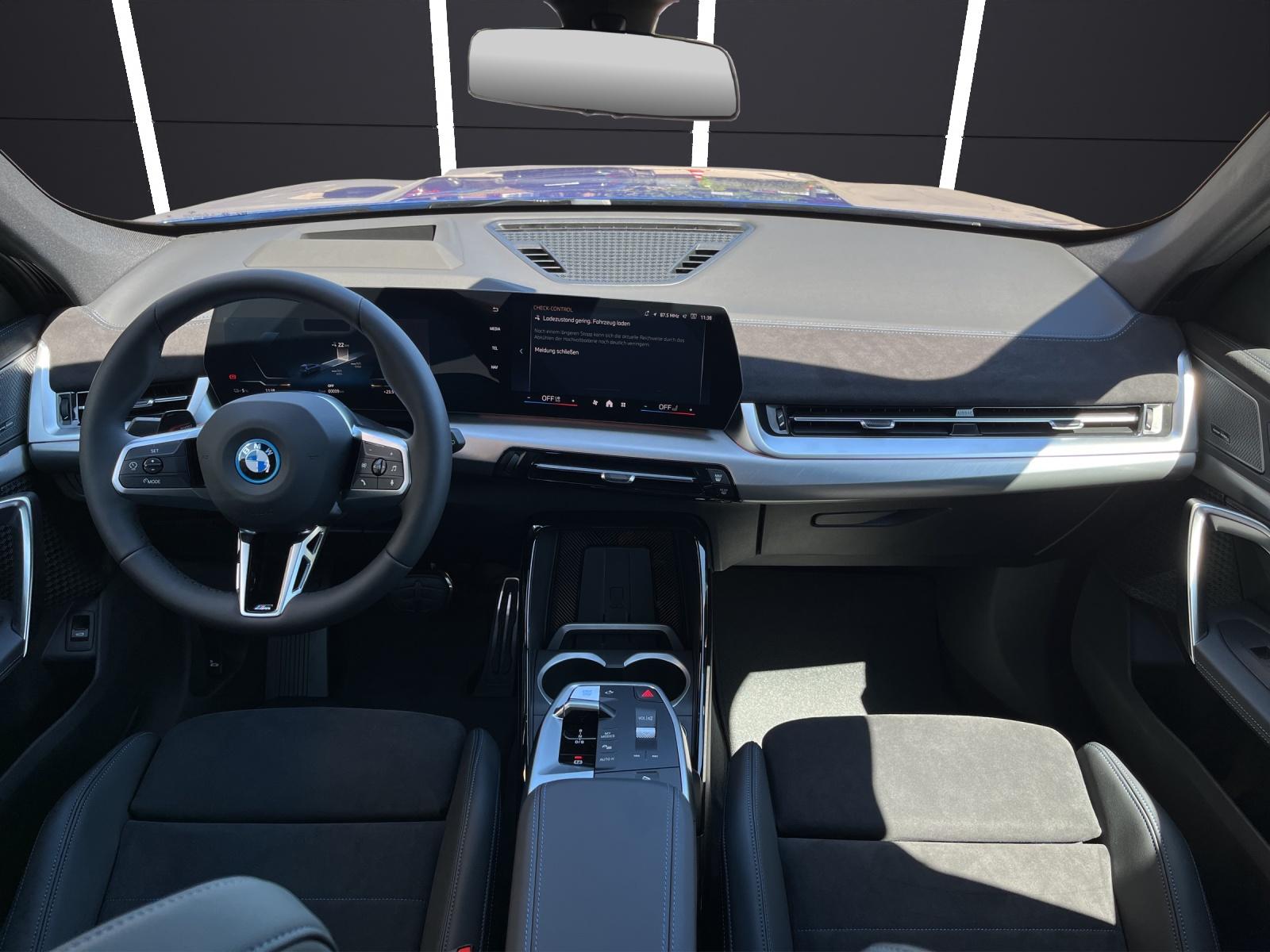 BMW iX1 30 xDrive-image-11