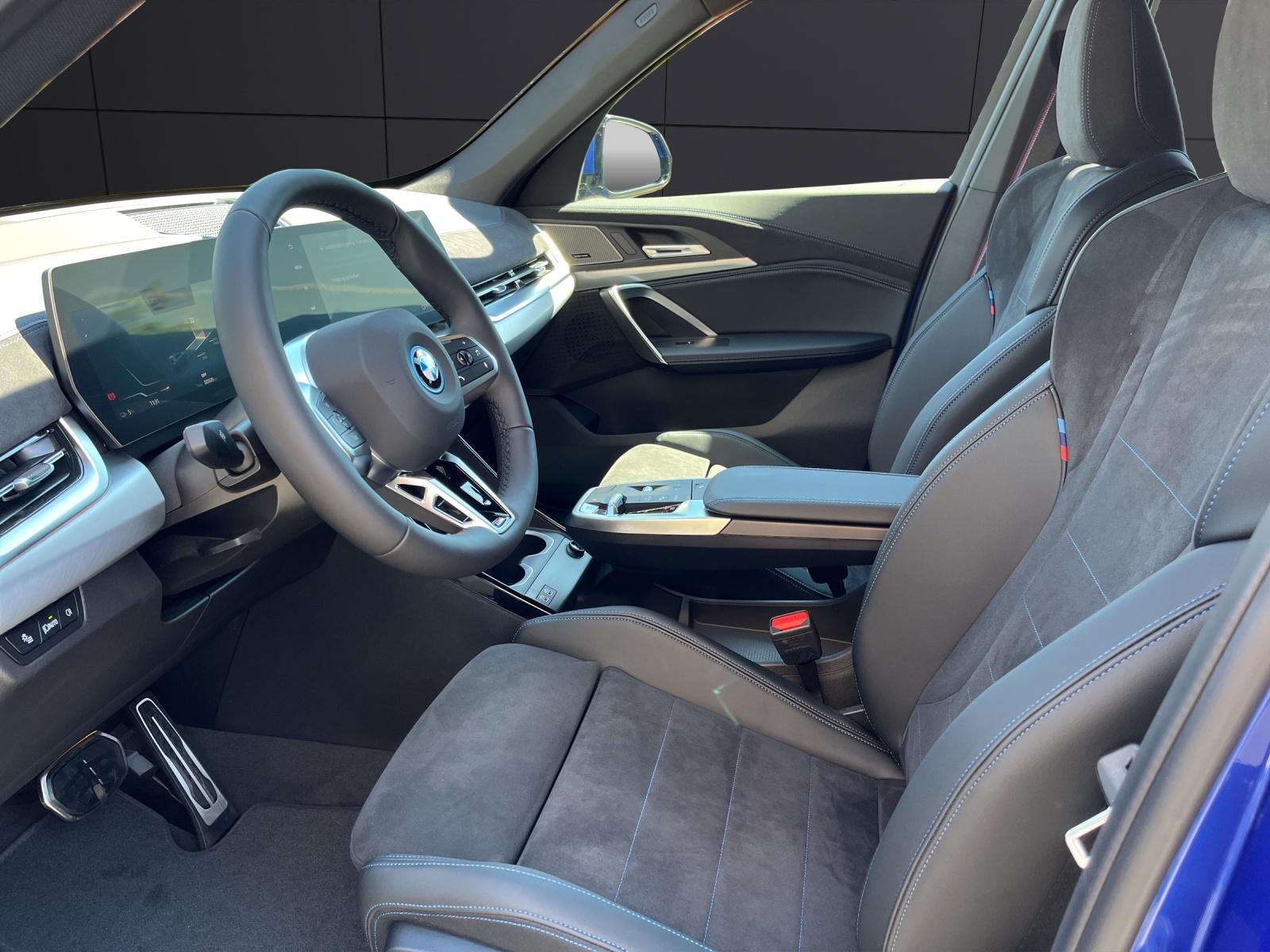 BMW iX1 30 xDrive-image-1