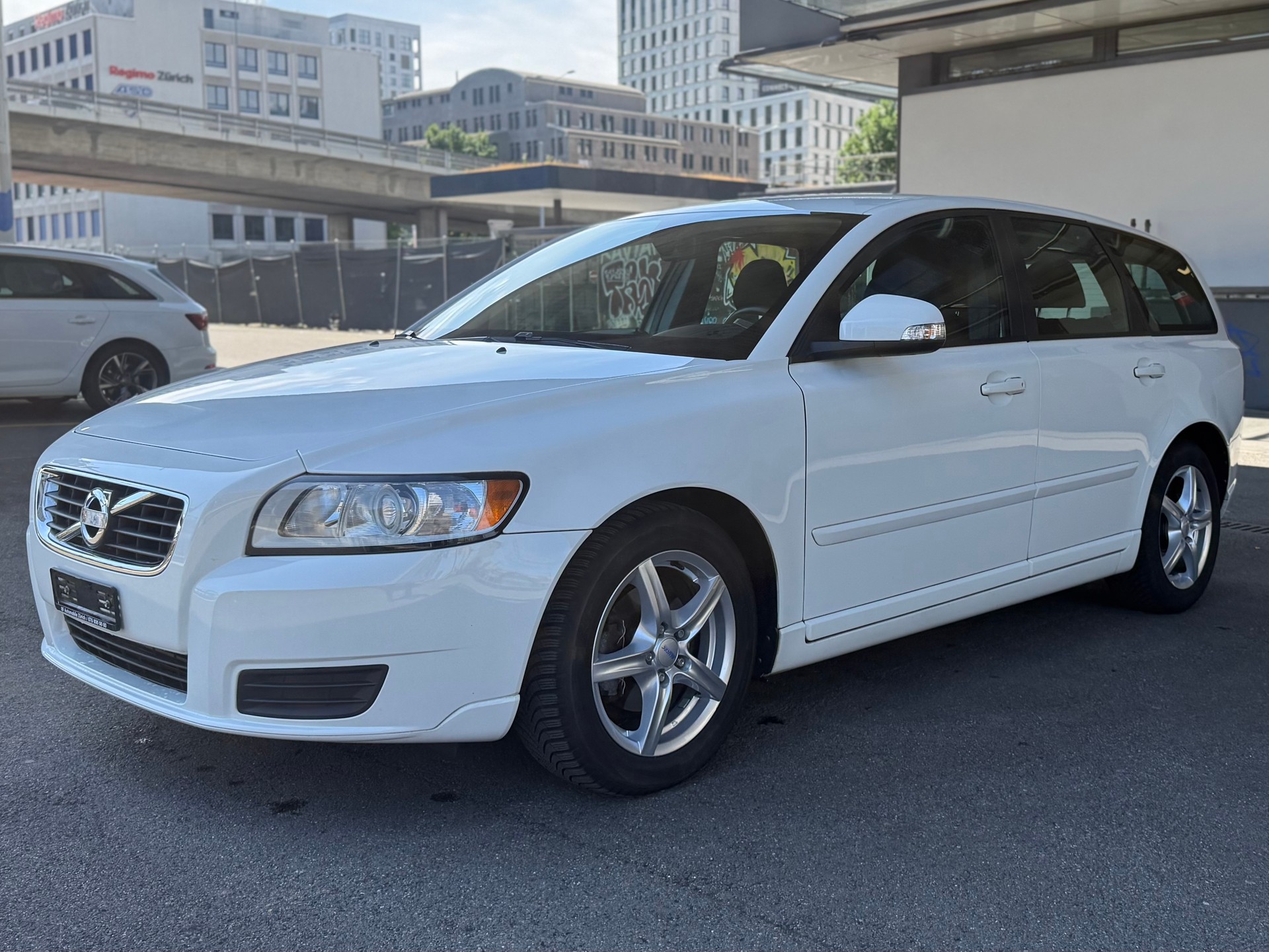 VOLVO V50 D2 Kinetic-image-2