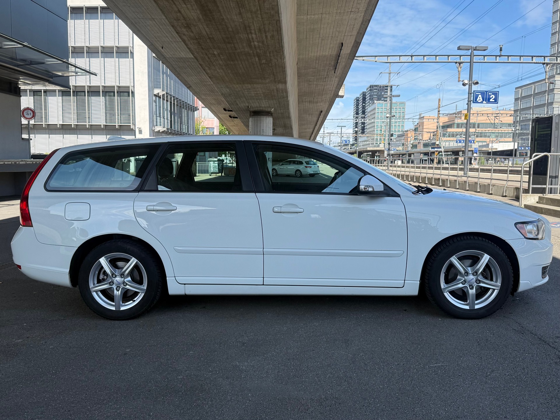 VOLVO V50 D2 Kinetic-image-3