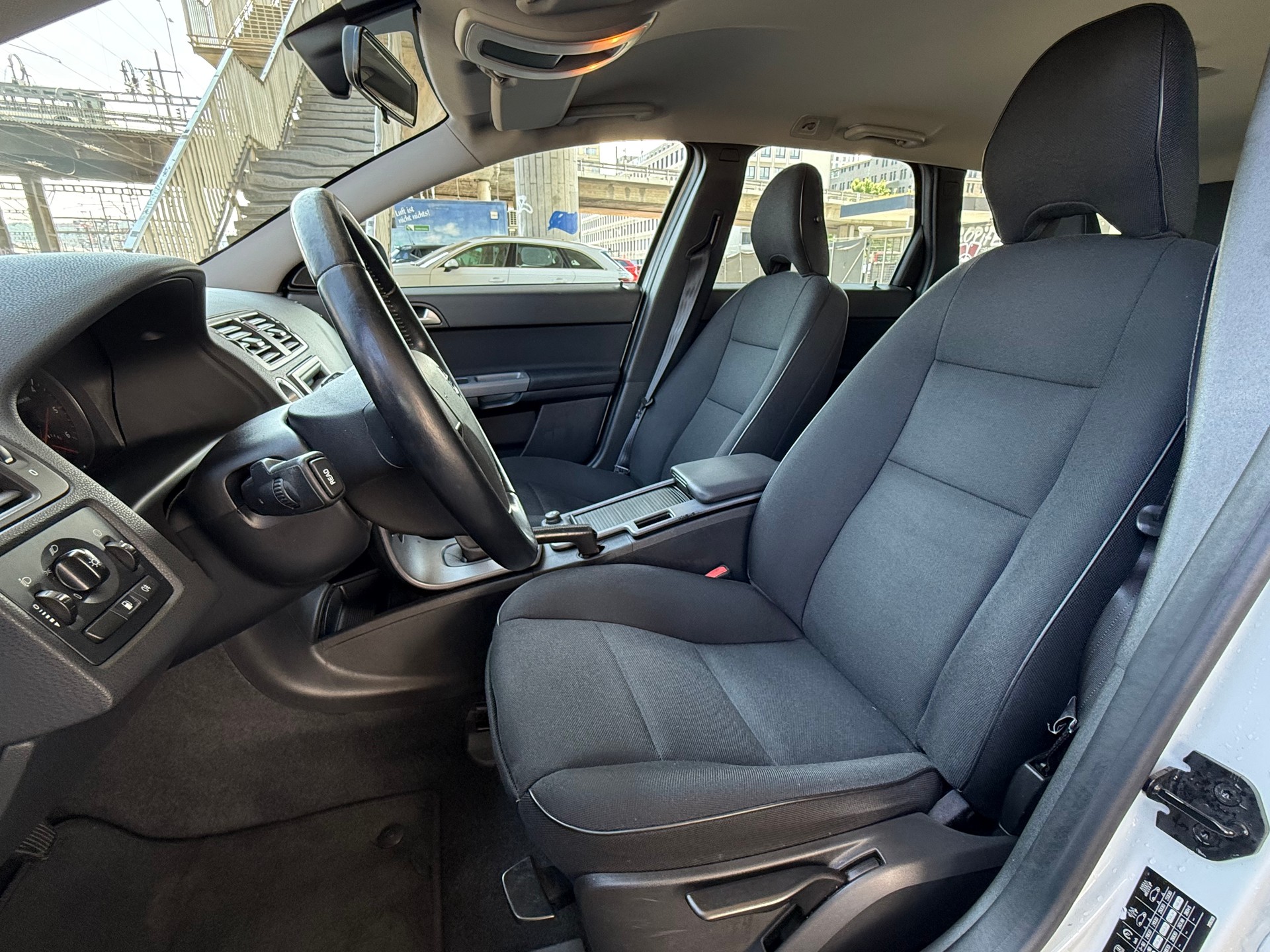 VOLVO V50 D2 Kinetic-image-11