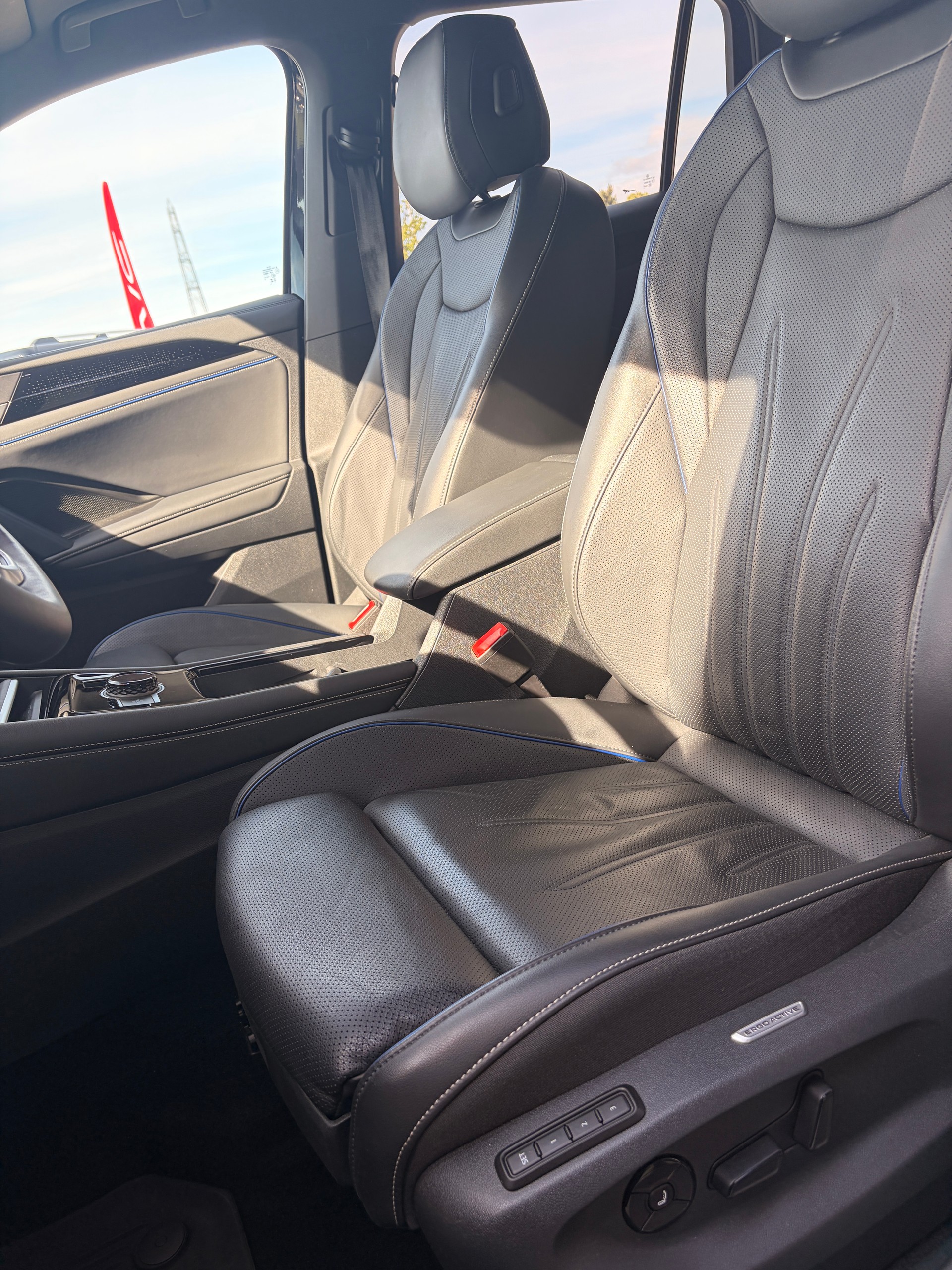 VW Tiguan 2.0 TDI SCR R-Line 4Motion DSG-image-8