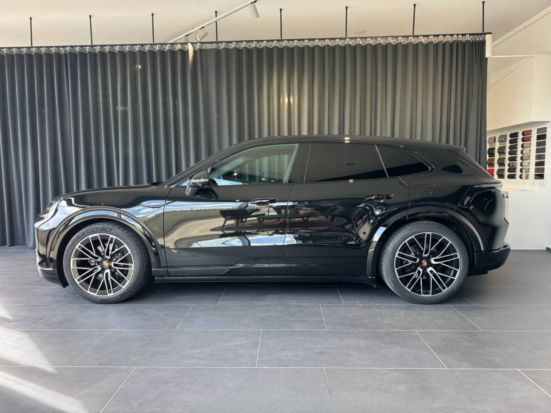 PORSCHE Cayenne Electric-showroom-element-1