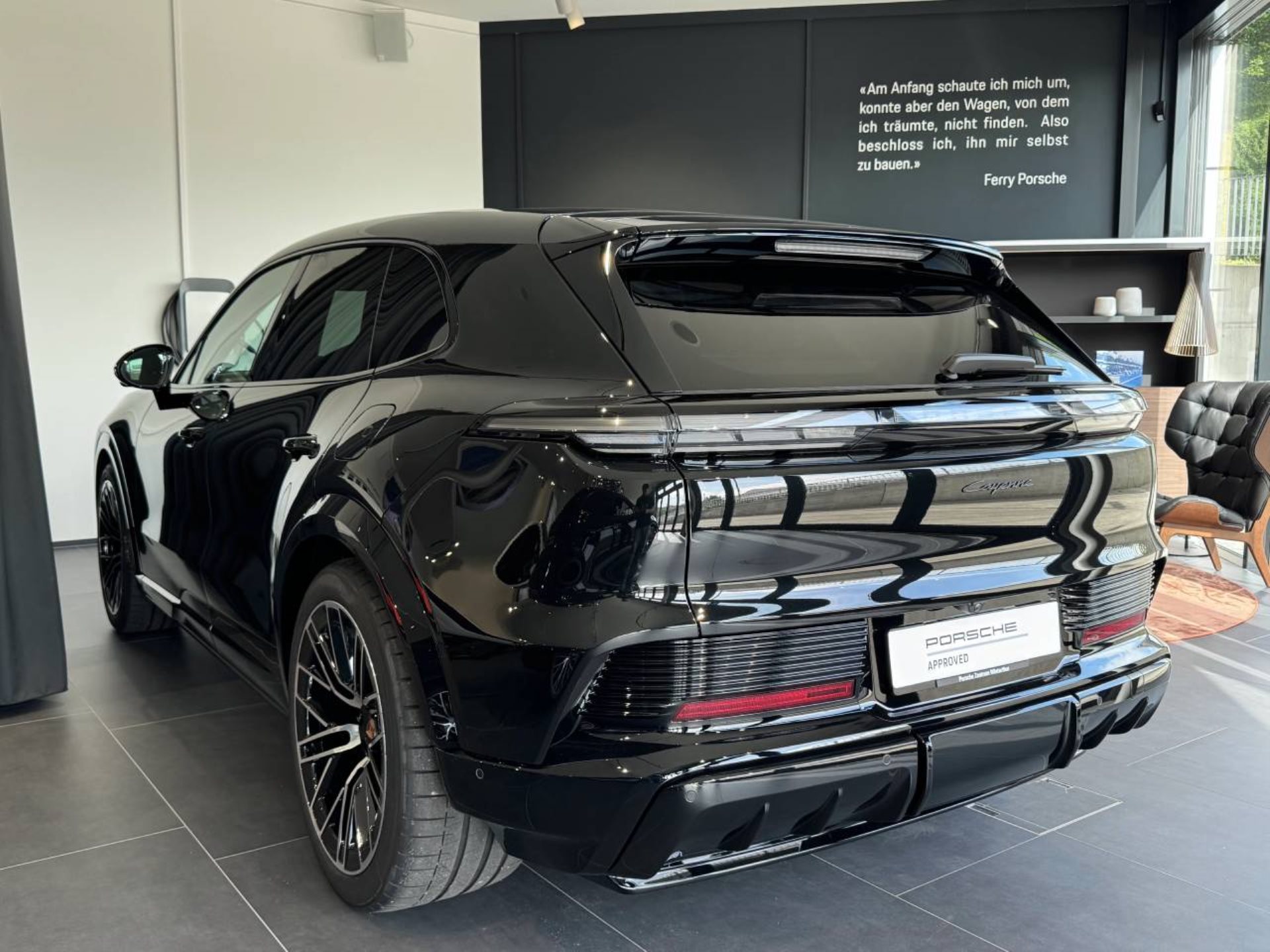 PORSCHE Cayenne Electric-showroom-element-2