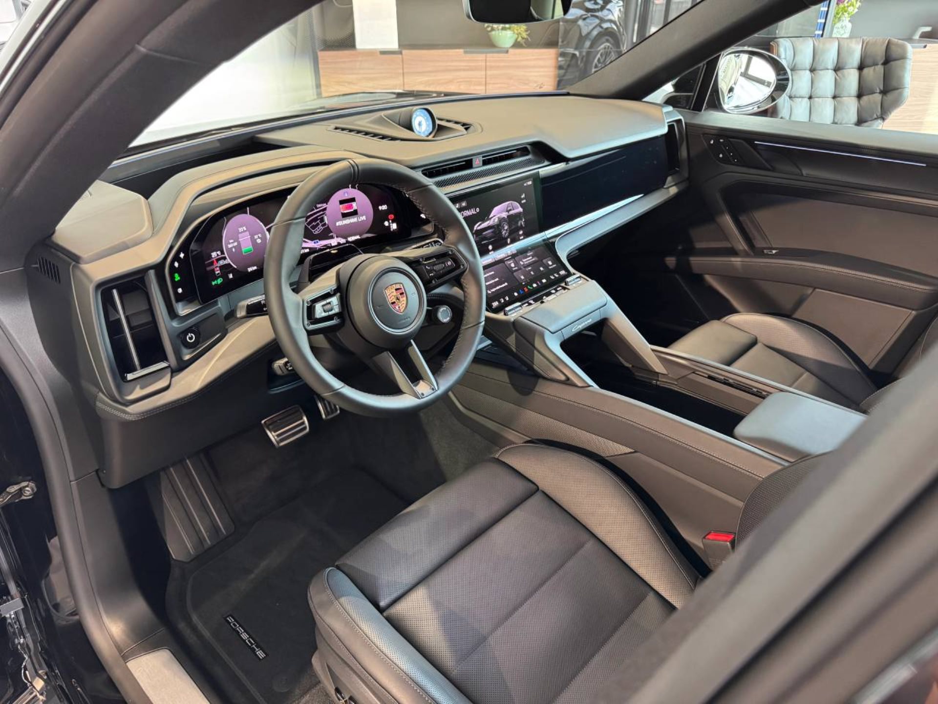 PORSCHE Cayenne Electric-showroom-element-3