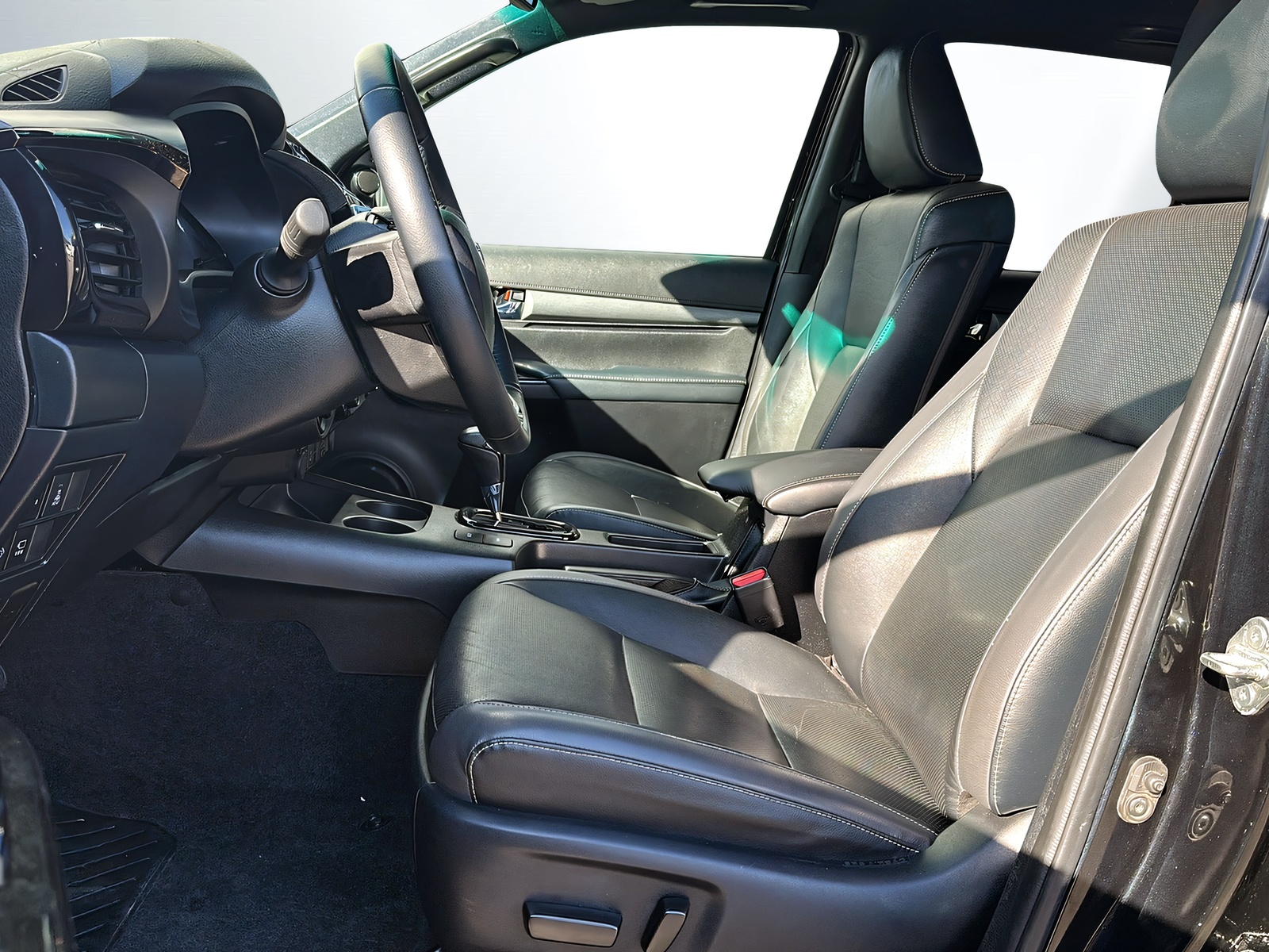 TOYOTA Hilux 2.8D-4D Invincible Double Cab 4x4 A-showroom-element-3