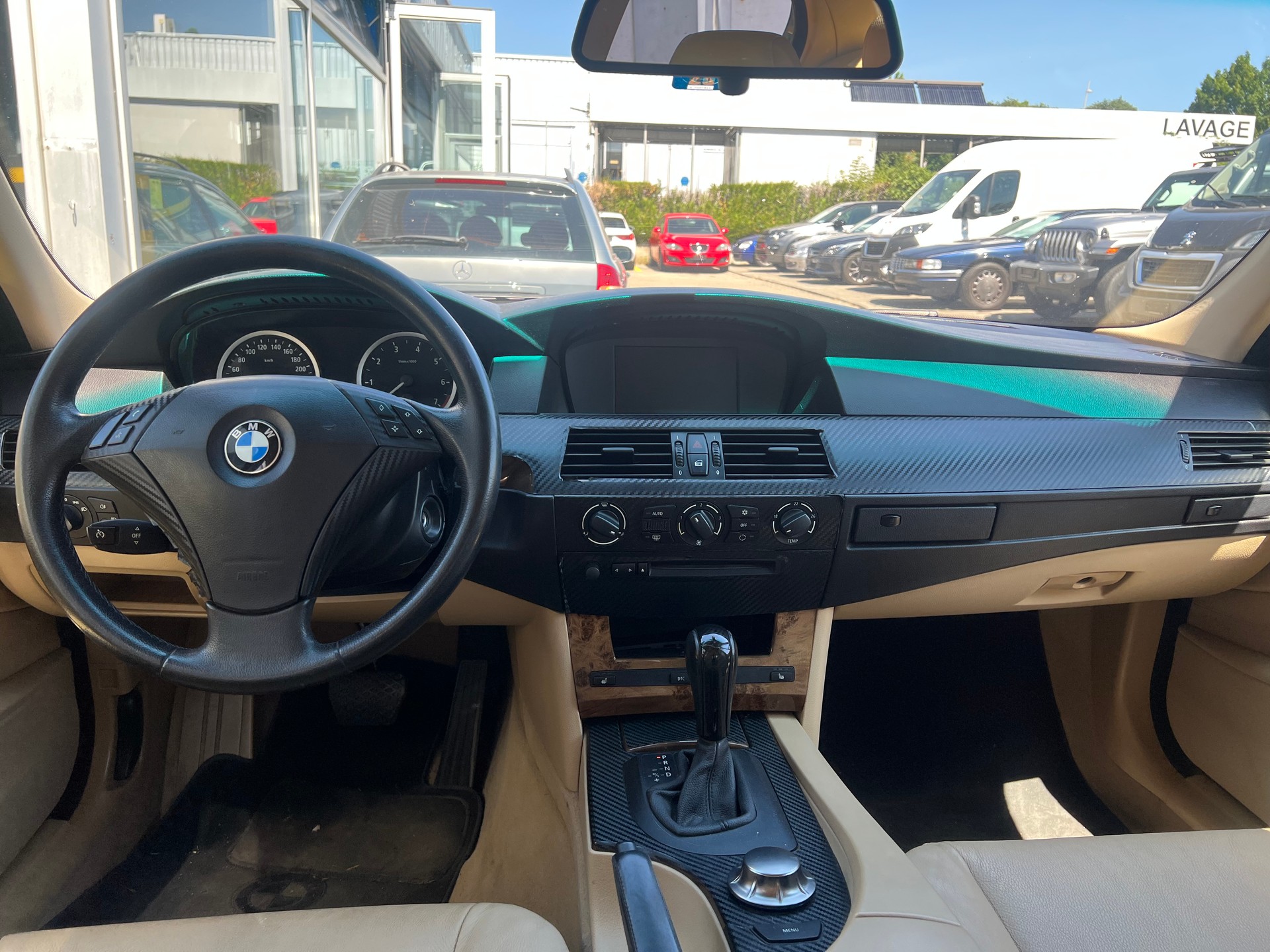 BMW 525i-image-9