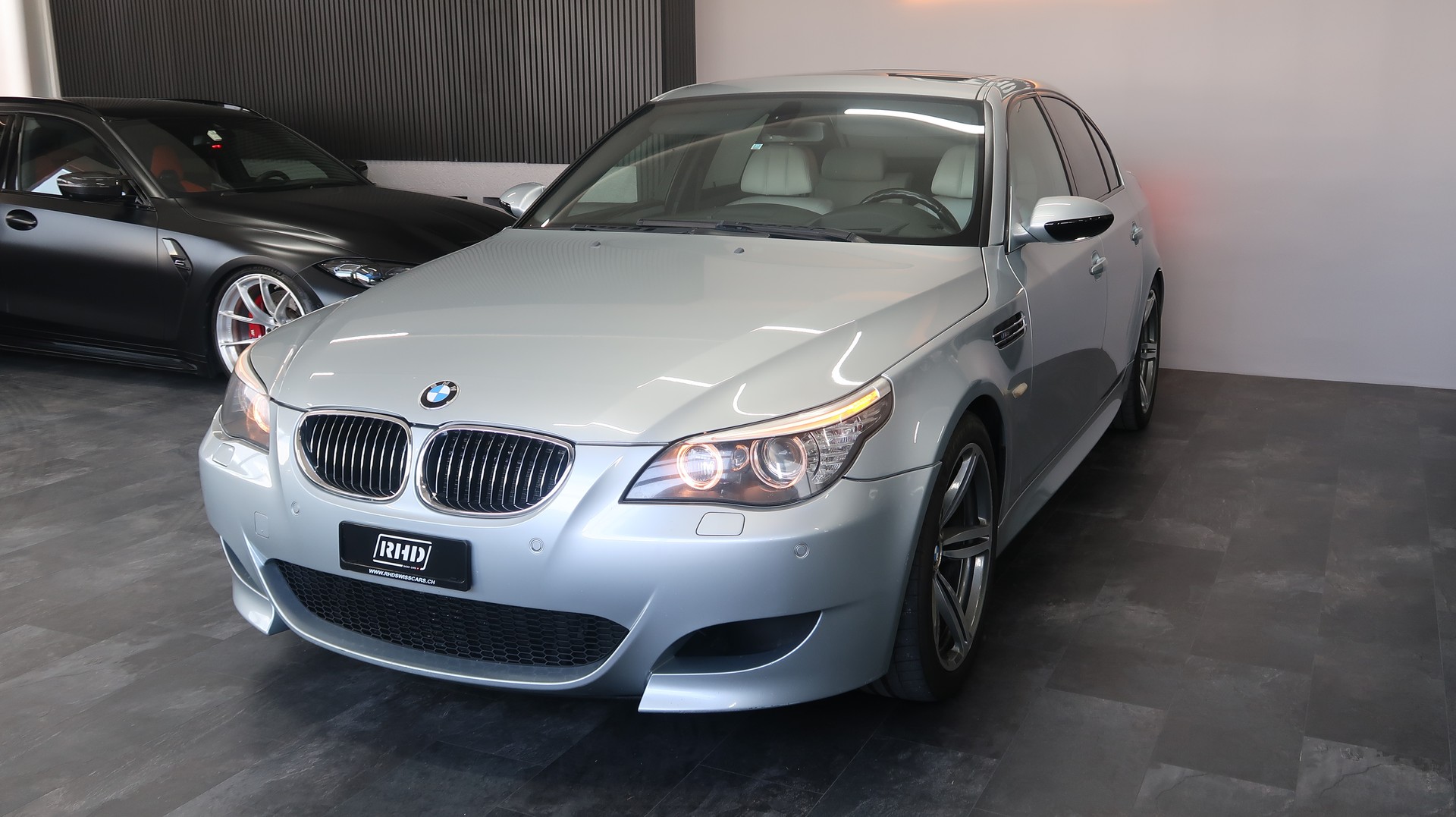 BMW M5-showroom-element-3