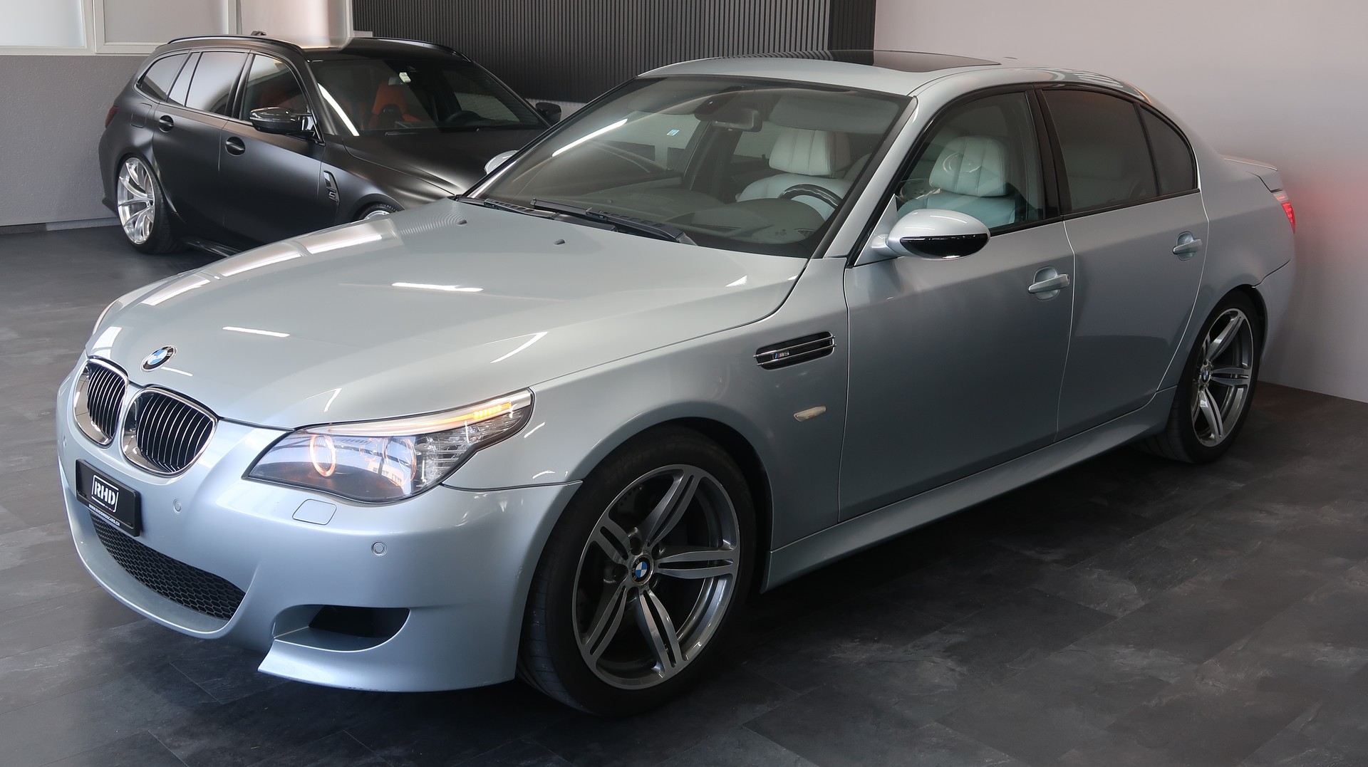 BMW M5-showroom-element-1