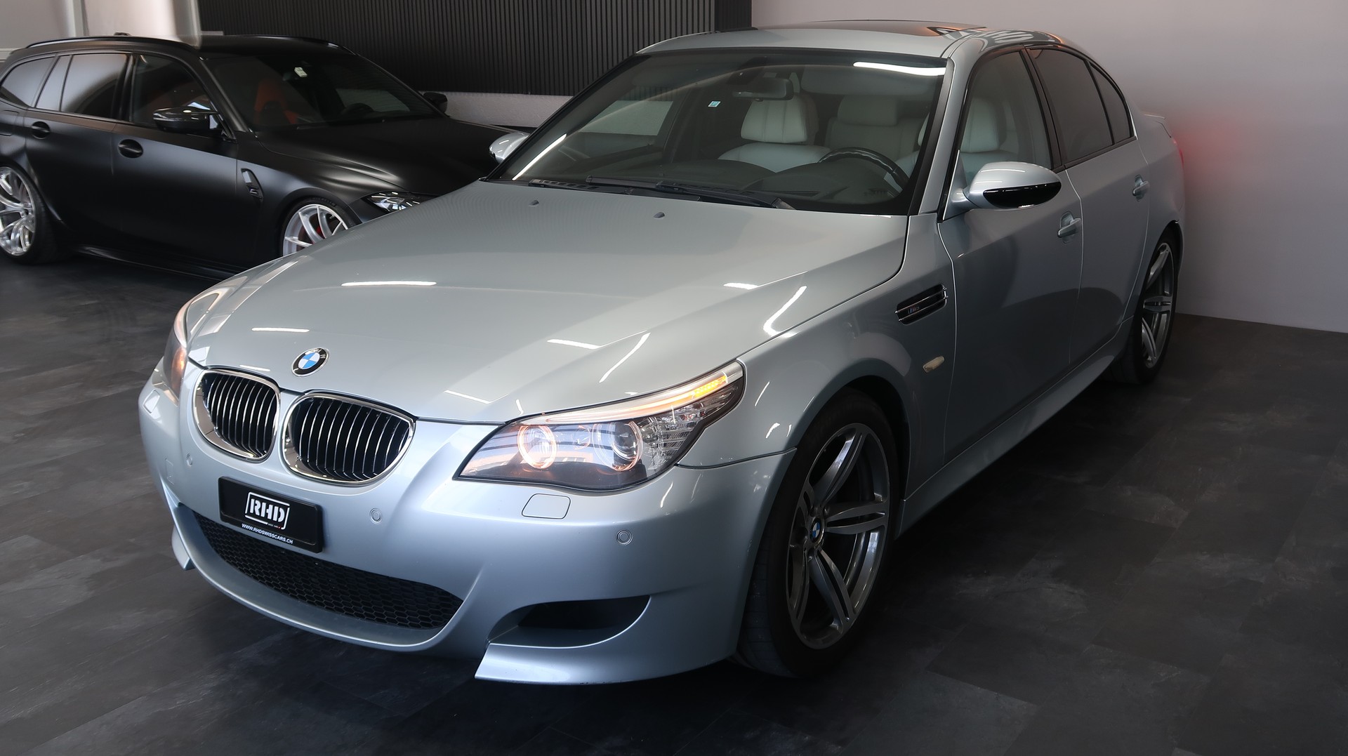 BMW M5-showroom-element-2