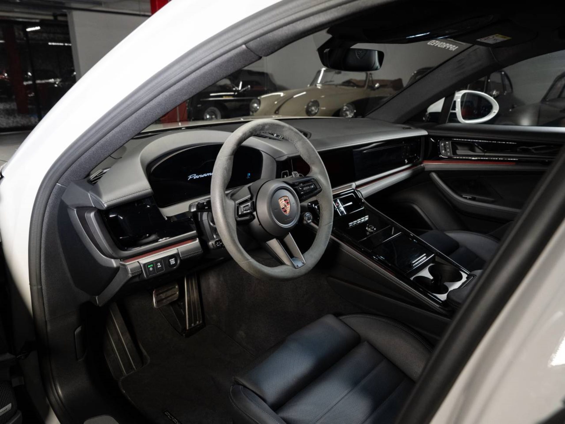 PORSCHE Panamera 4 E-Hybrid-showroom-element-3