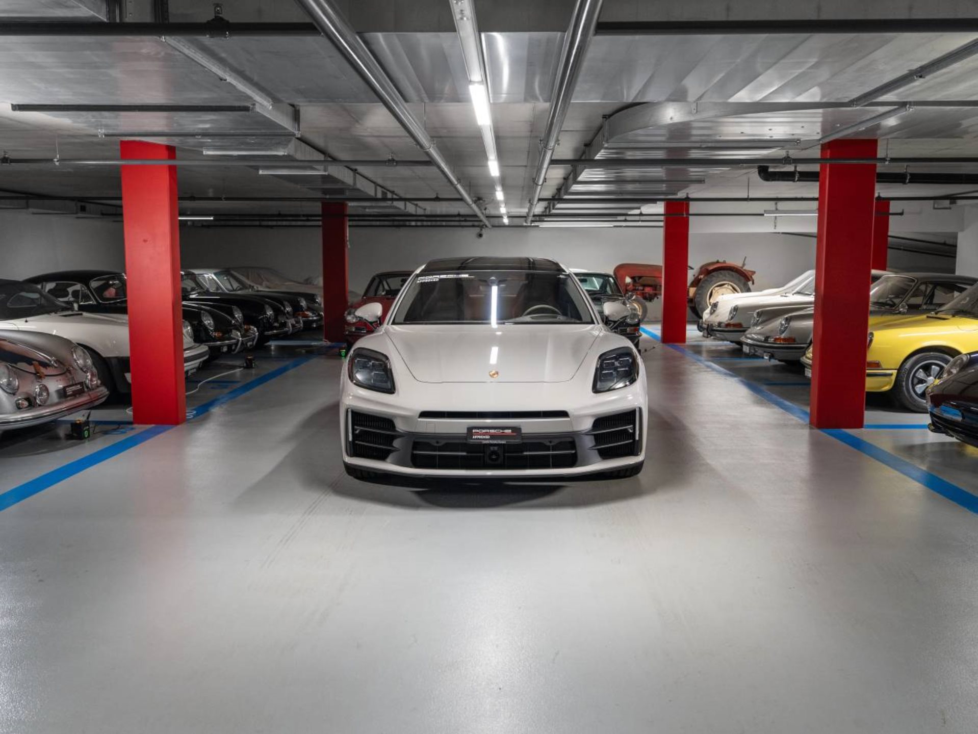 PORSCHE Panamera 4 E-Hybrid-showroom-element-1
