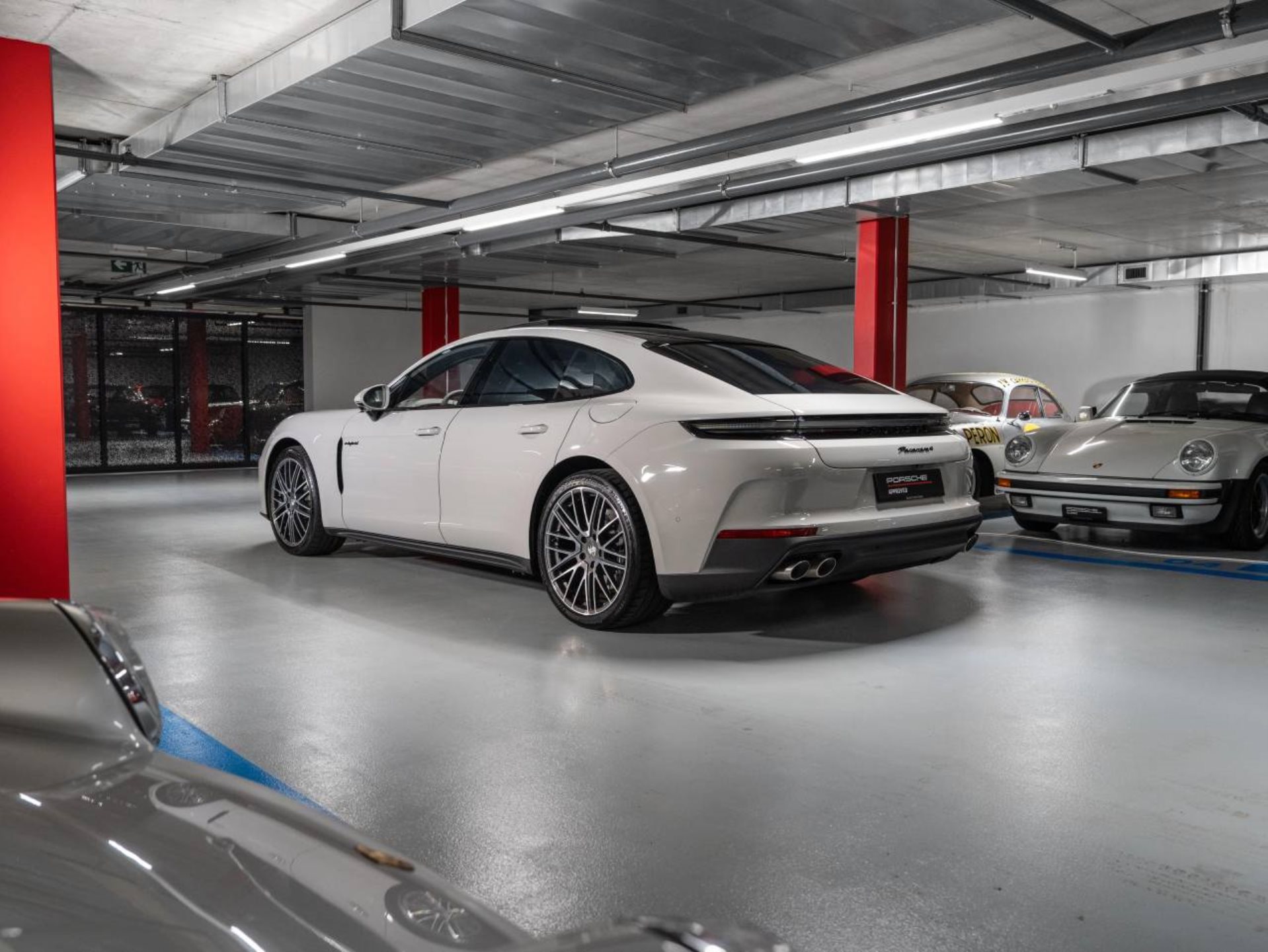 PORSCHE Panamera 4 E-Hybrid-showroom-element-2