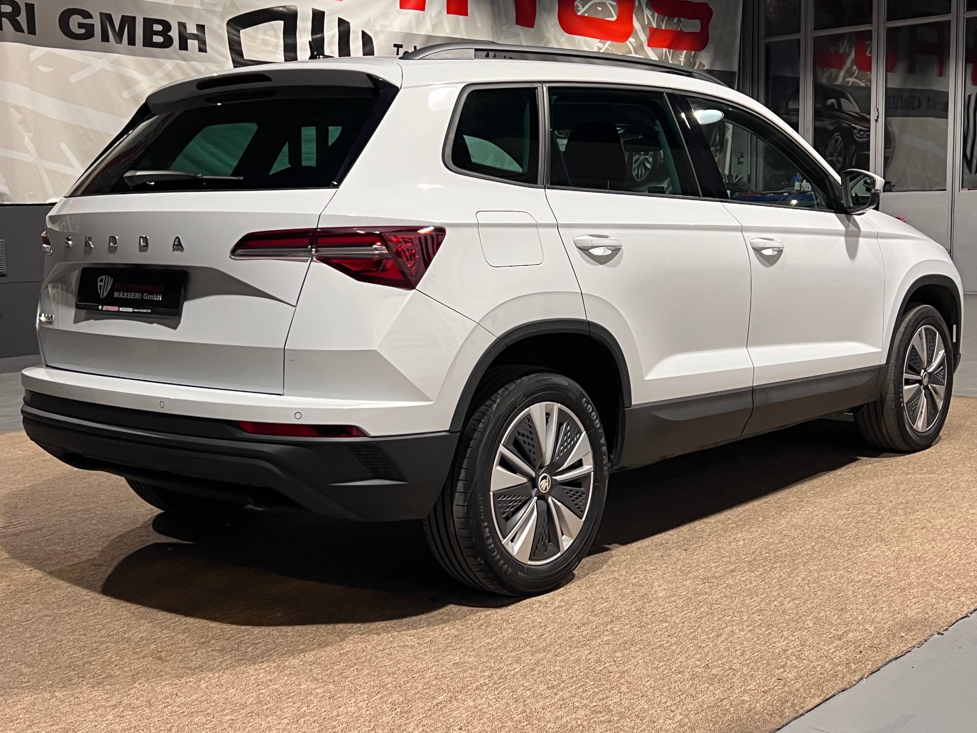 SKODA Karoq 1.5 TSI Ambition DSG-showroom-element-2
