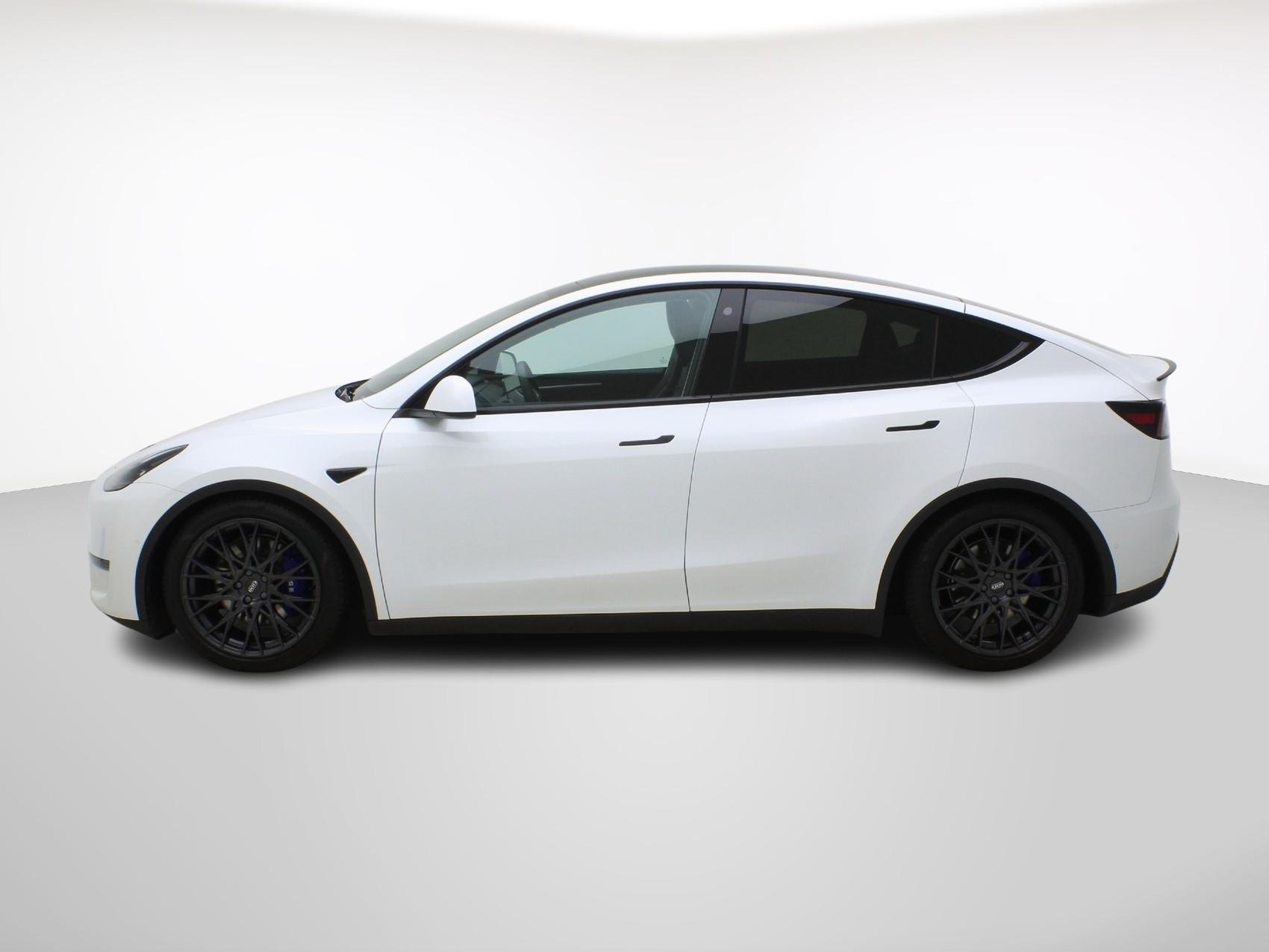 TESLA Model Y Long Range Dual AWD-showroom-element-2