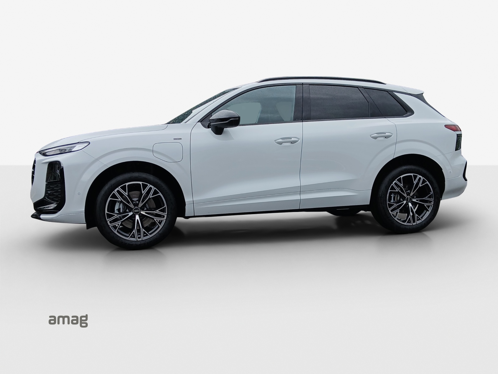 AUDI Q3 SUV e-hybrid 200 kW S tronig-showroom-element-1