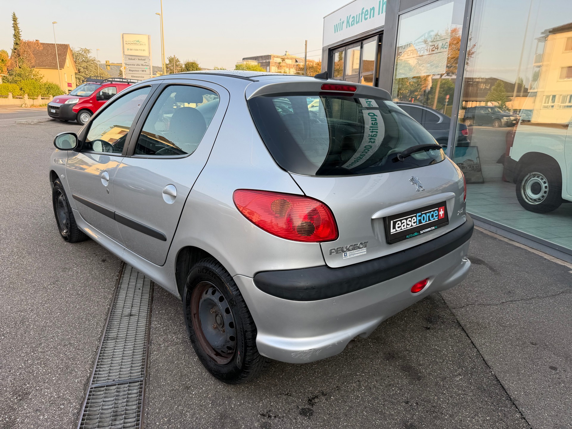 PEUGEOT 206 1.6 16V (XT) Premium-showroom-element-2