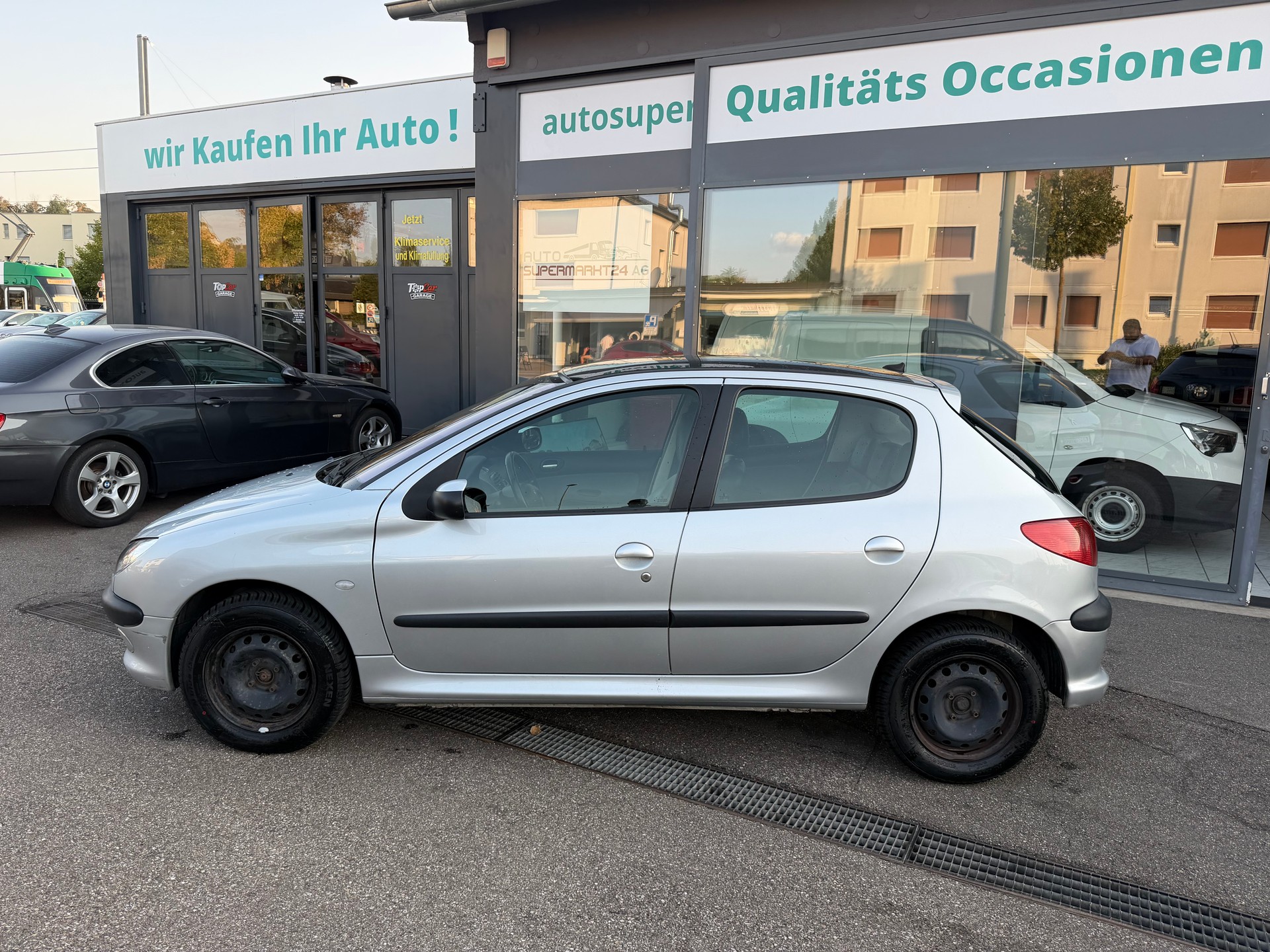 PEUGEOT 206 1.6 16V (XT) Premium-showroom-element-1