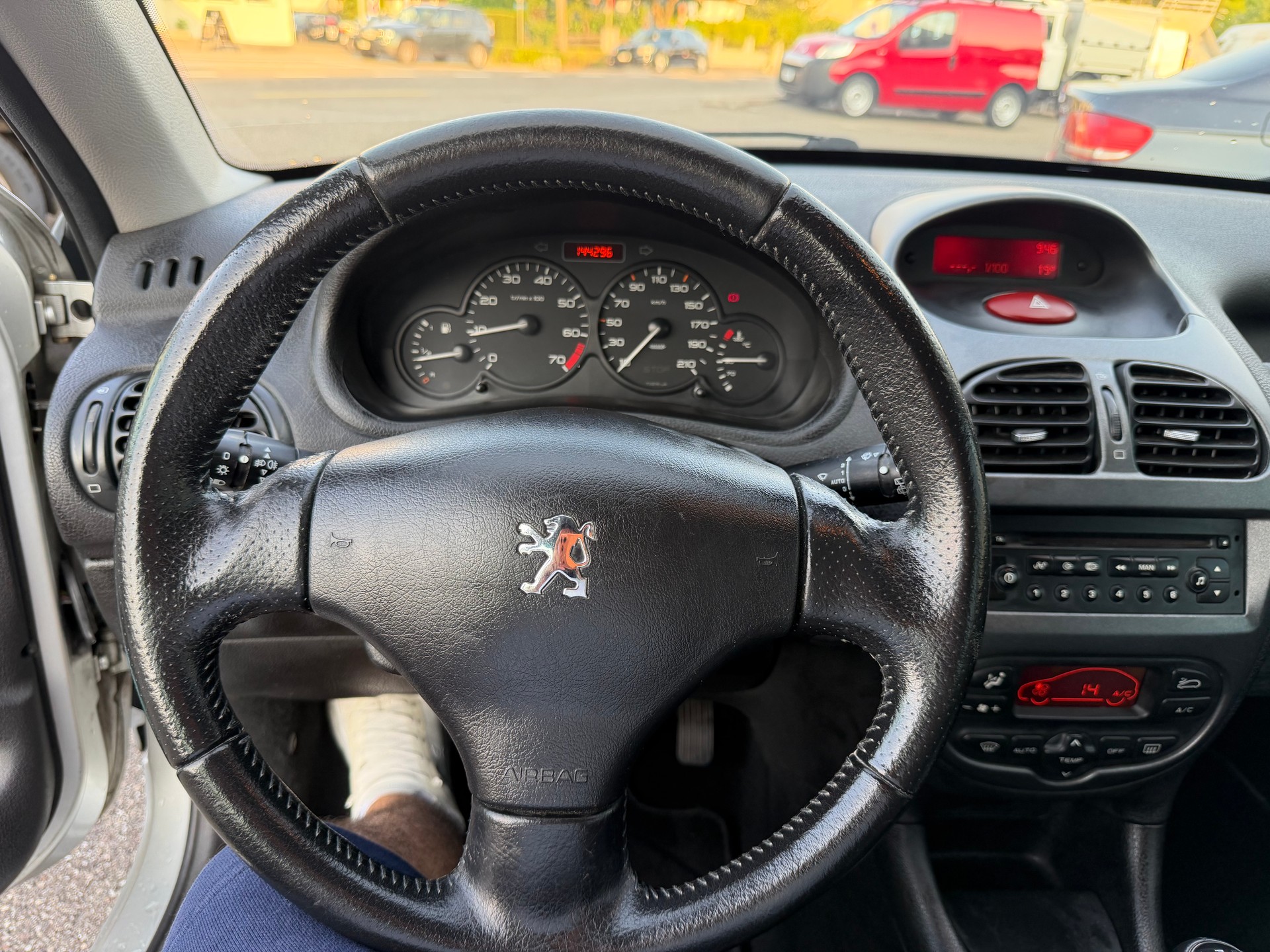 PEUGEOT 206 1.6 16V (XT) Premium-image-11