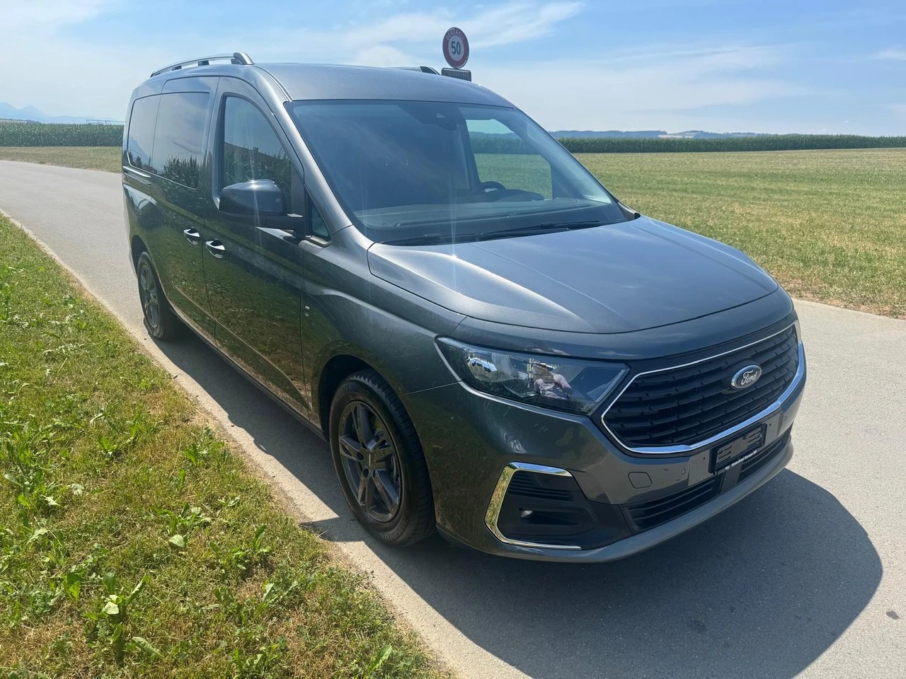 FORD Grand Tourneo Connect 2.0 EcoBlue Titanium 4x4 mit Anhängerkupplung und 7 Sitzen-image-1