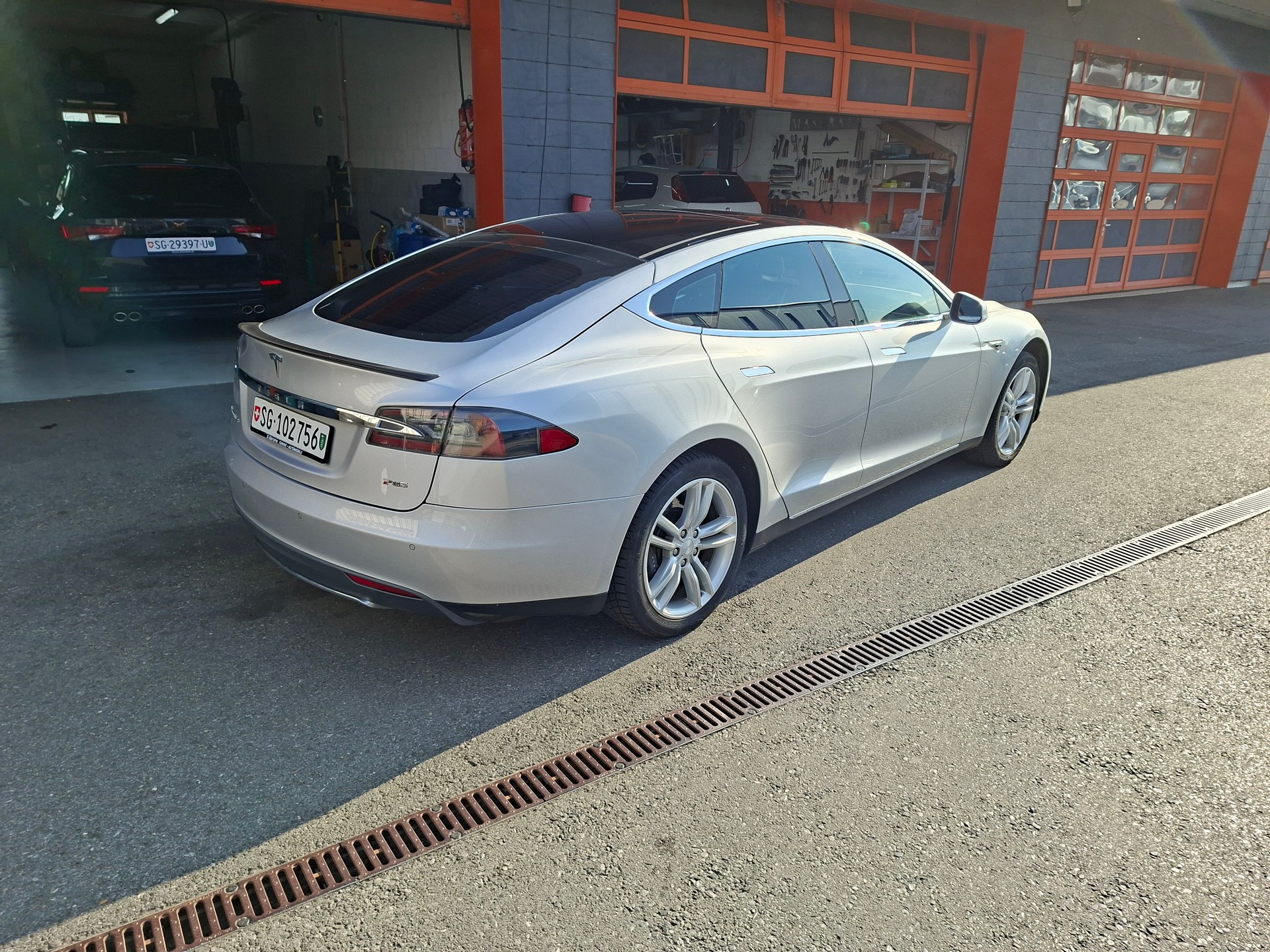 TESLA Model S 85-image-4