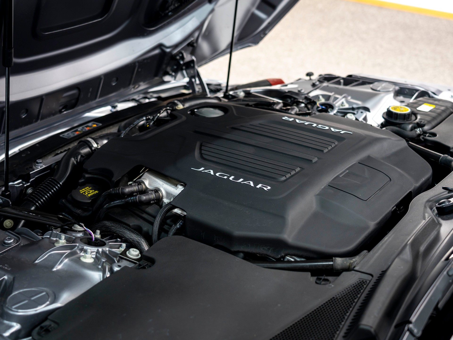 JAGUAR F-Type Coupé 5.0 V8 R-Dynamic Automatik AWD-image-29