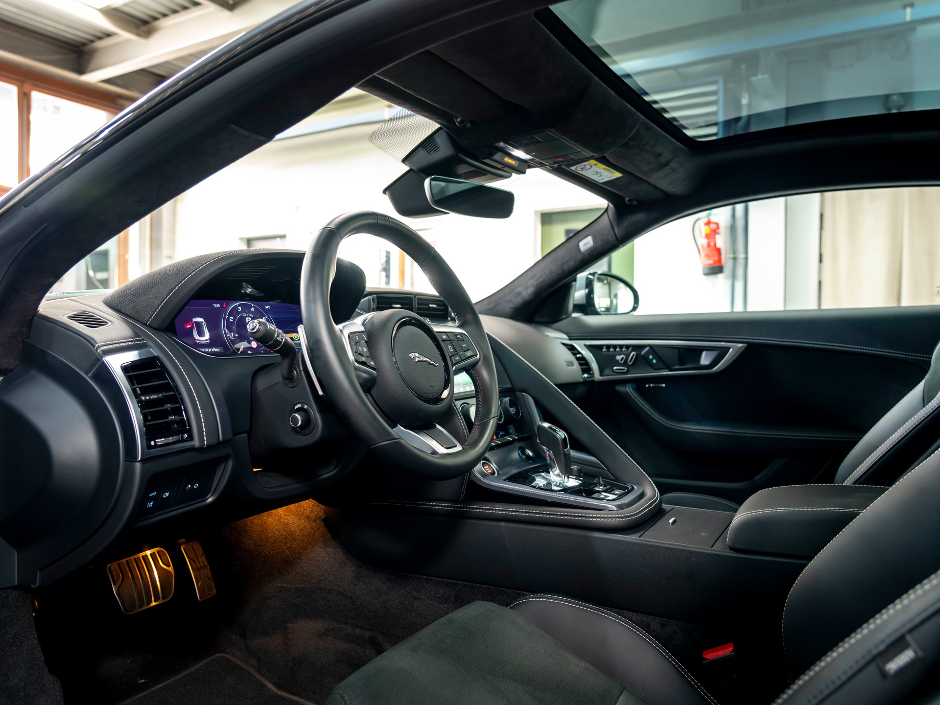 JAGUAR F-Type Coupé 5.0 V8 R-Dynamic Automatik AWD-image-13