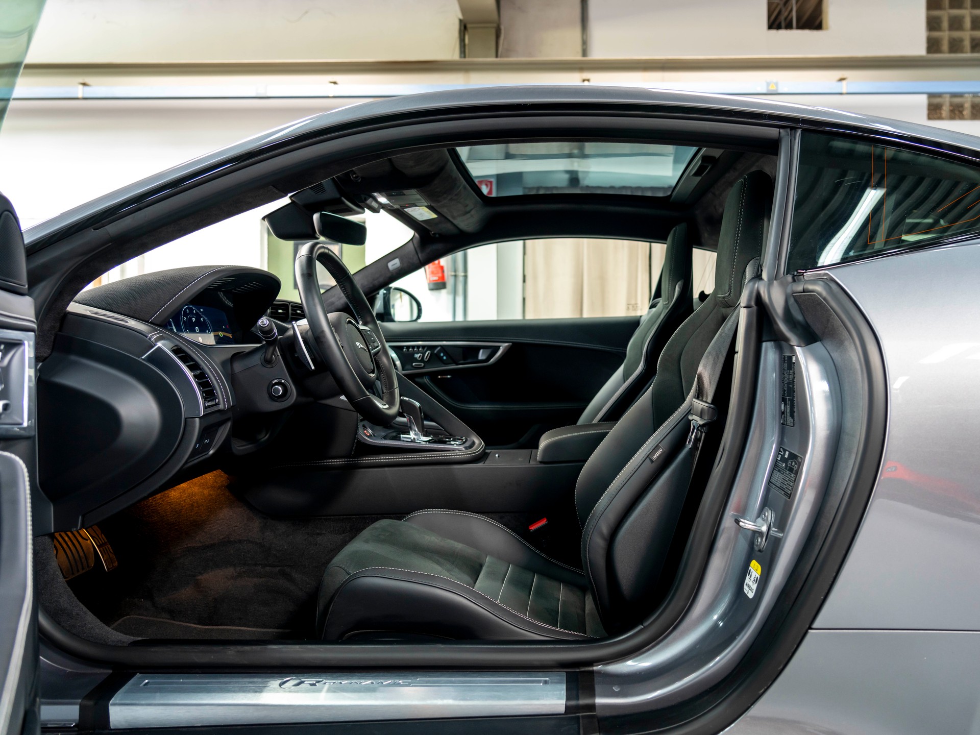 JAGUAR F-Type Coupé 5.0 V8 R-Dynamic Automatik AWD-image-19