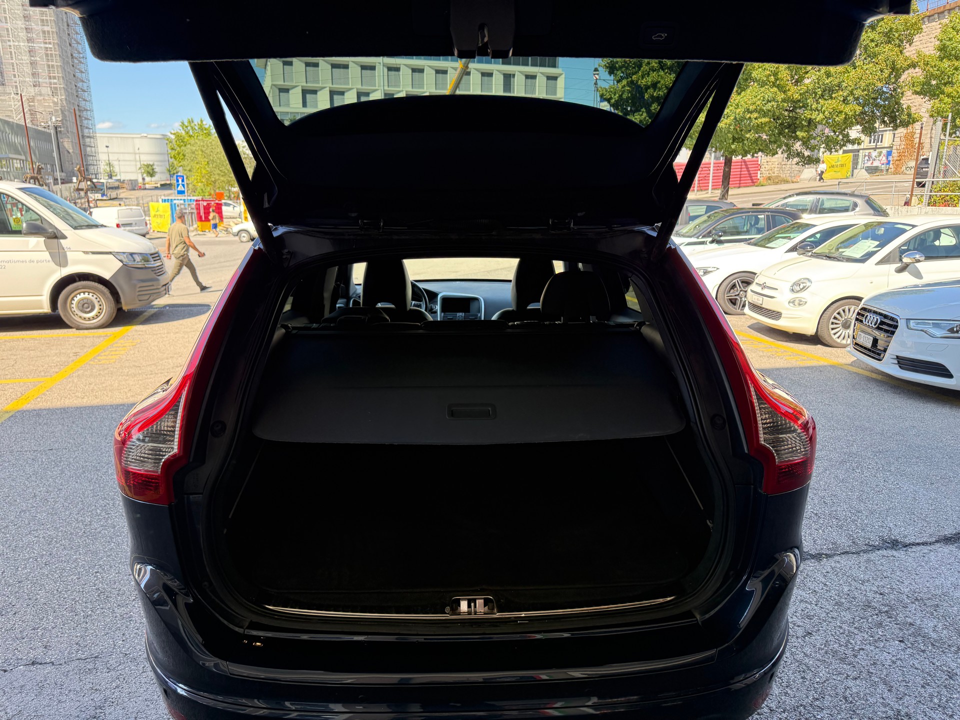 VOLVO XC60 D5 AWD Summum R-Design Geartronic-showroom-element-3