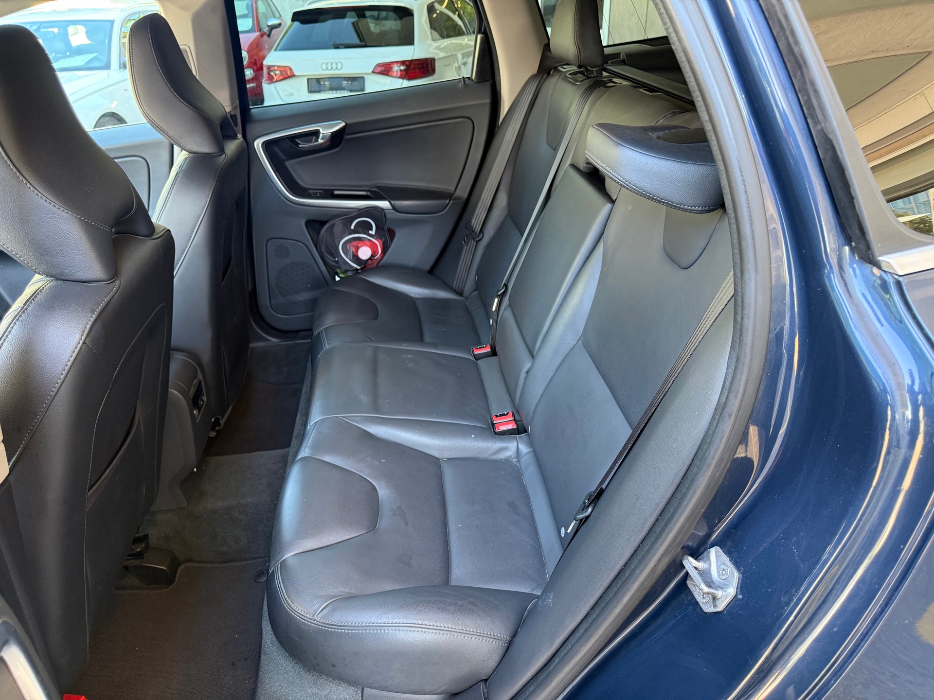 VOLVO XC60 D5 AWD Summum R-Design Geartronic-image-9