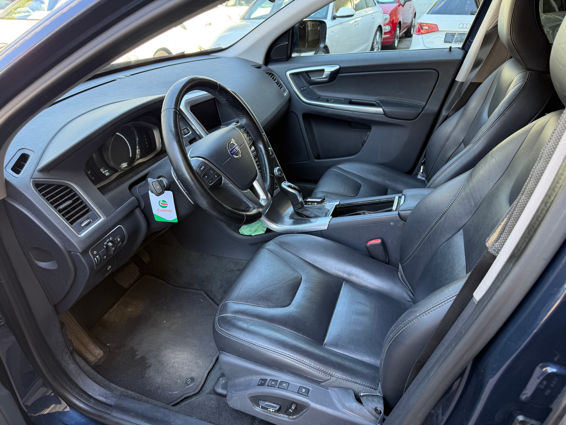 VOLVO XC60 D5 AWD Summum R-Design Geartronic-image-5