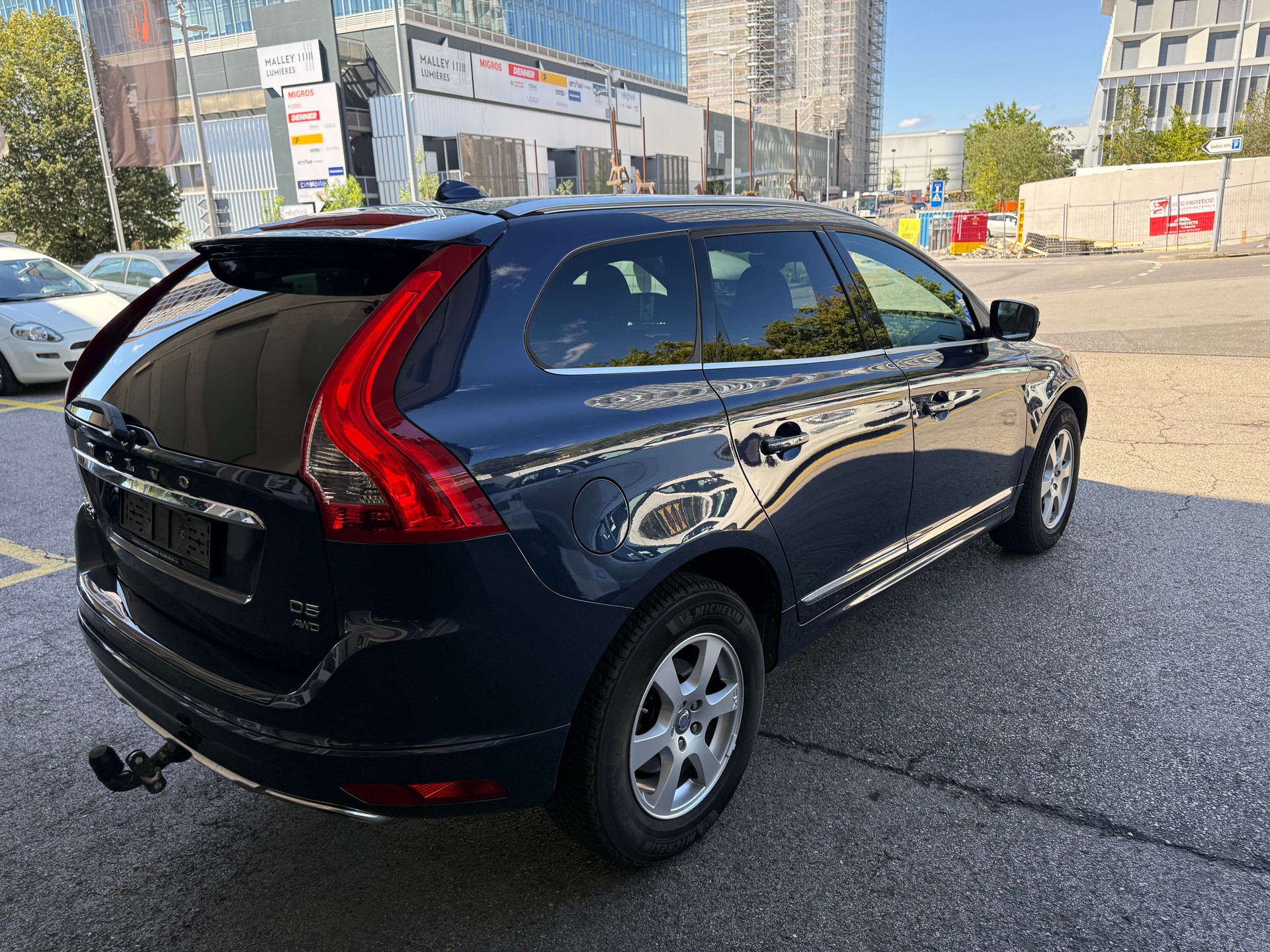 VOLVO XC60 D5 AWD Summum R-Design Geartronic-image-4