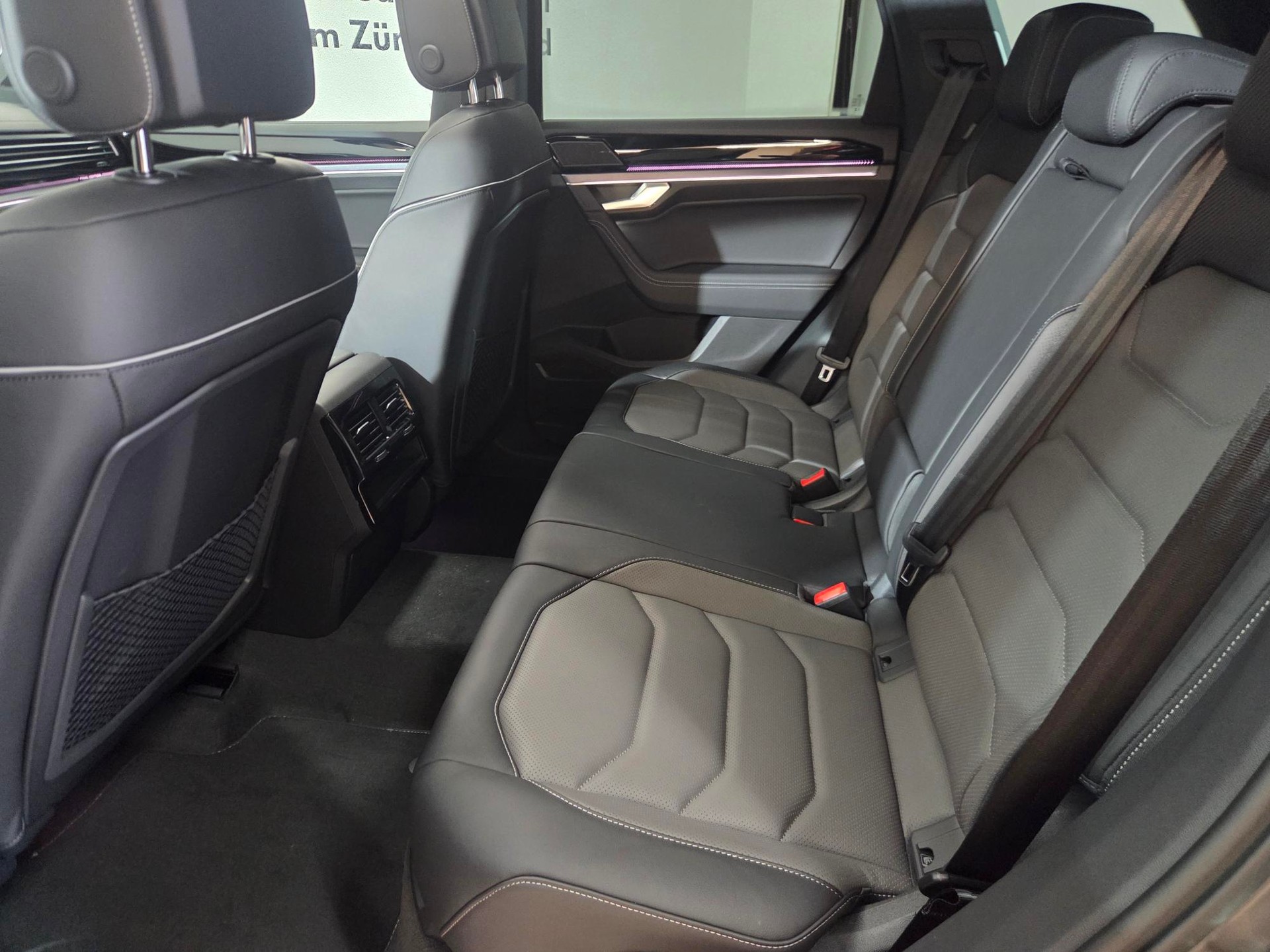 VW Touareg 3.0 TDI R-Line Final Edition Tiptronic-image-10