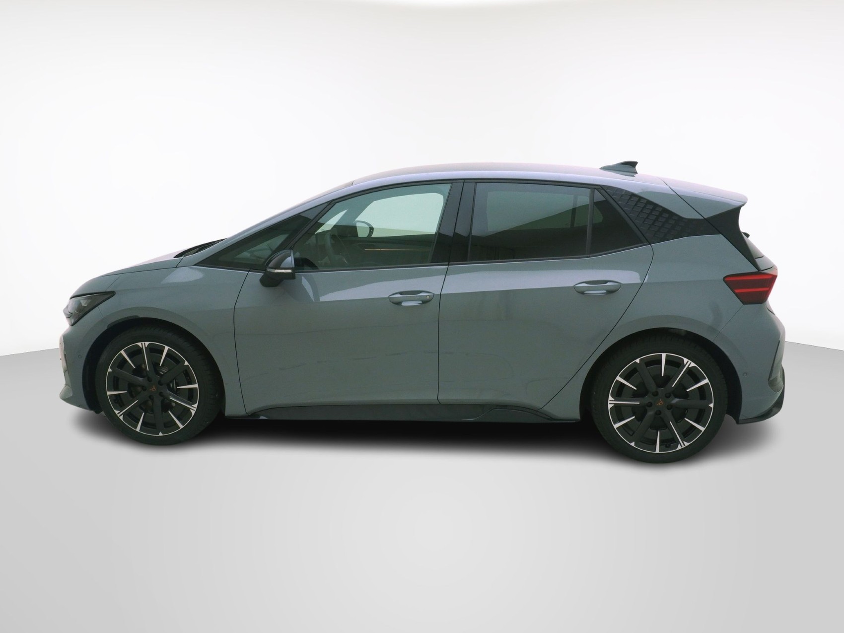 CUPRA Born 79kWh-showroom-element-1