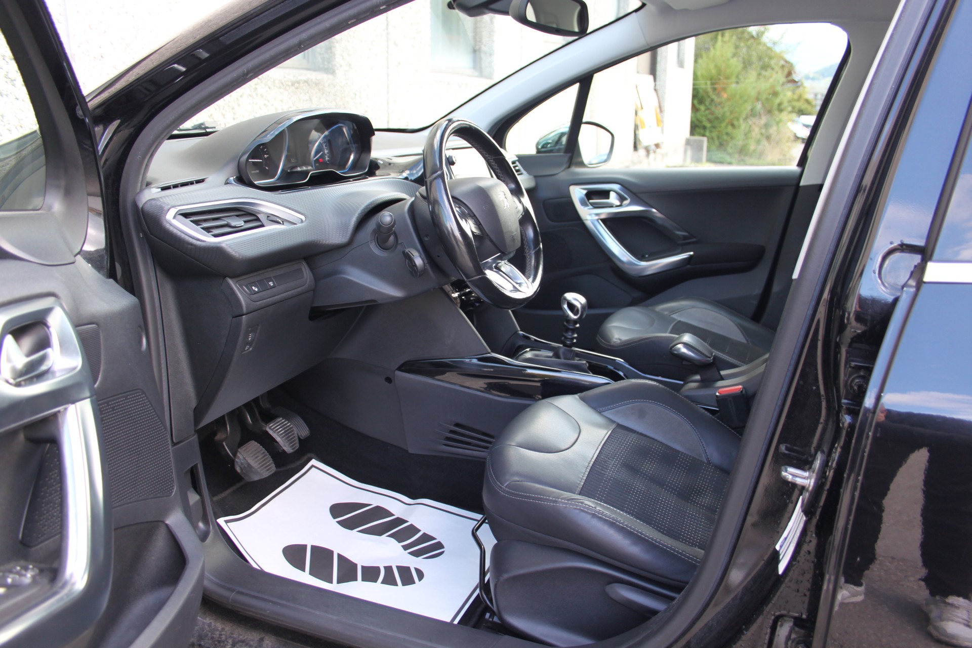 PEUGEOT 2008 1.2 PureTech Allure-image-6