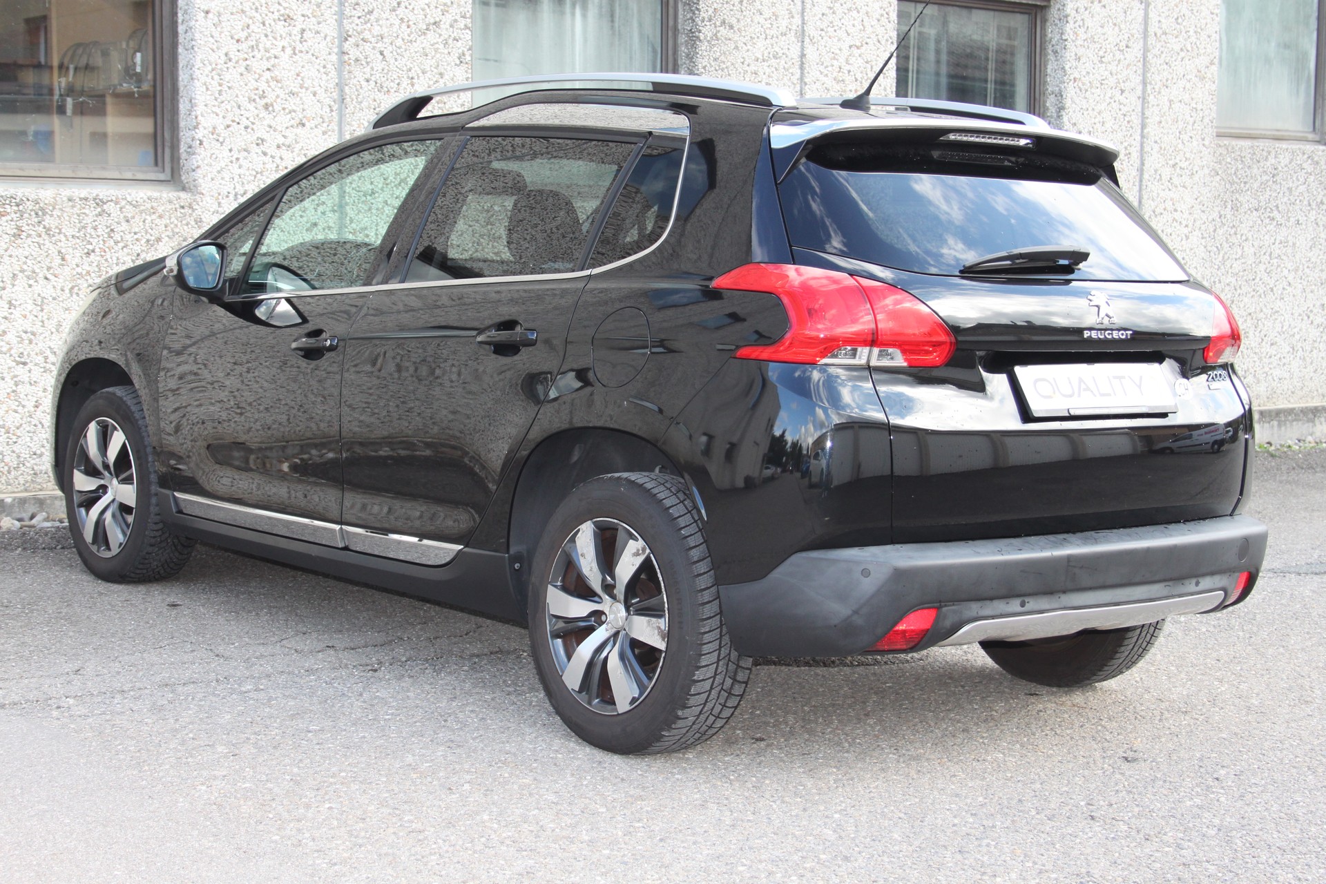 PEUGEOT 2008 1.2 PureTech Allure-image-5
