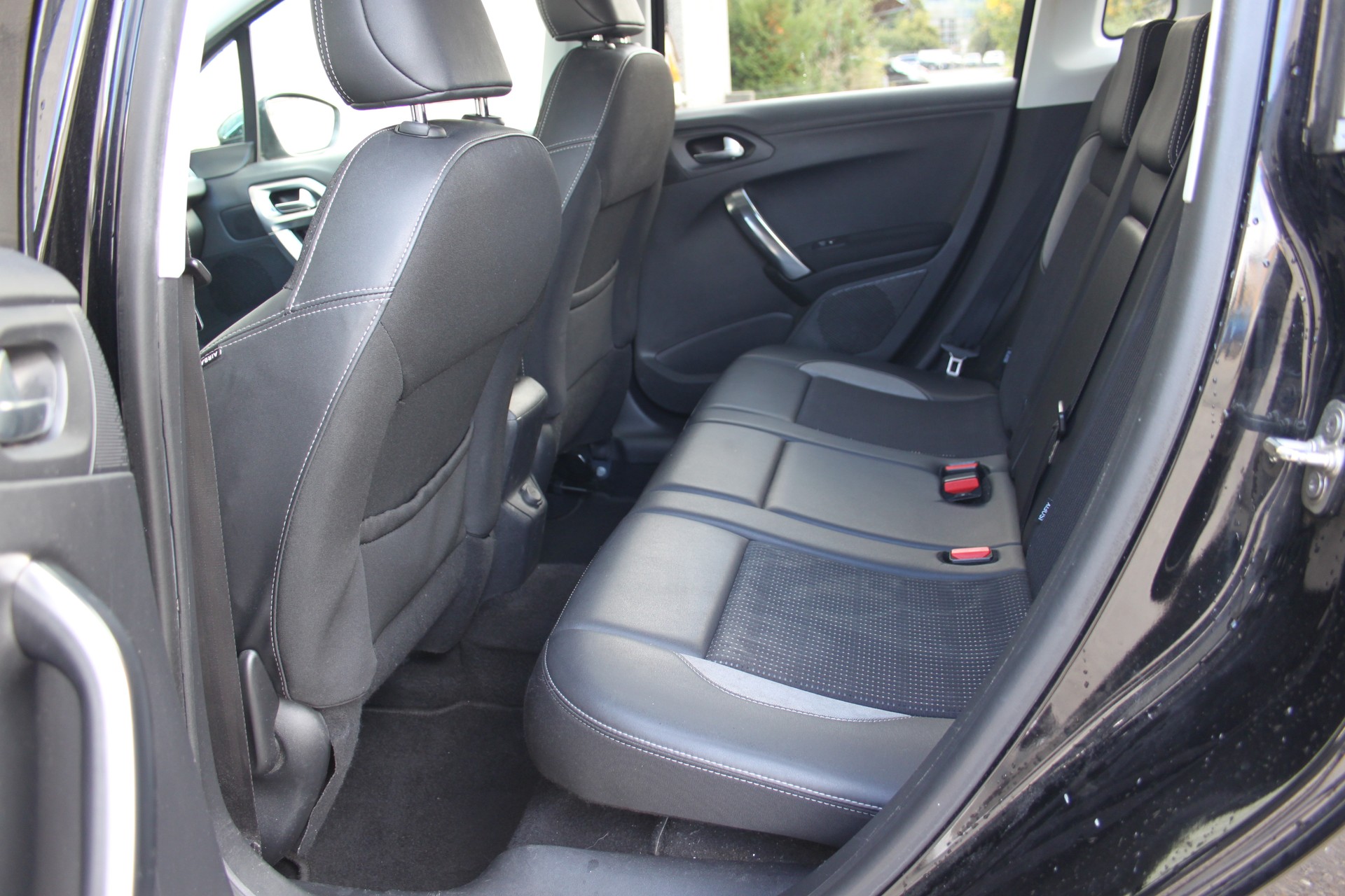 PEUGEOT 2008 1.2 PureTech Allure-image-10