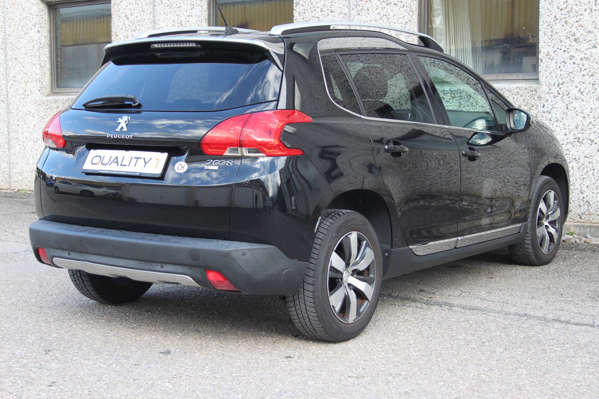 PEUGEOT 2008 1.2 PureTech Allure-image-3