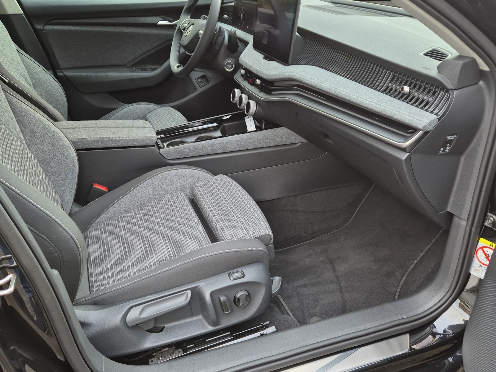 SKODA Superb Combi 1.5 TSI PHEV Selection DSG*Anhängerkupplung*Head Up-Display*-image-19