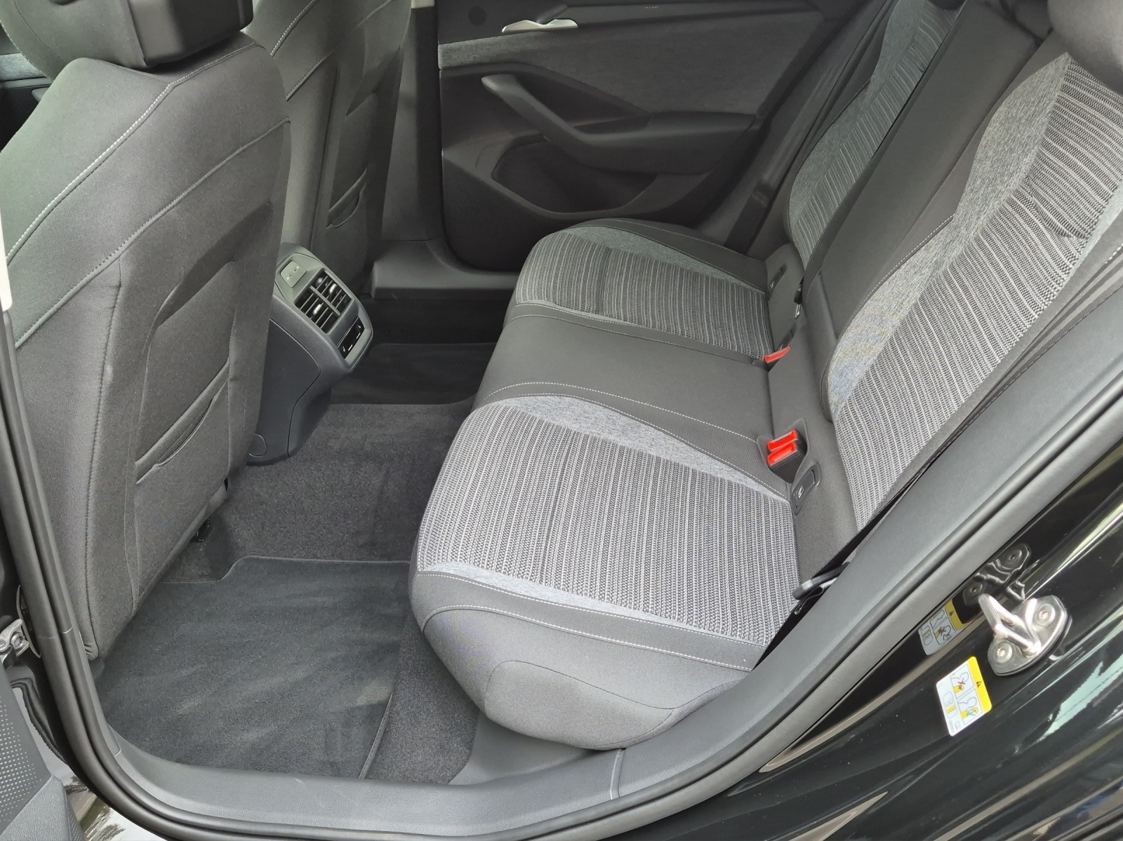 SKODA Superb Combi 1.5 TSI PHEV Selection DSG*Anhängerkupplung*Head Up-Display*-image-20