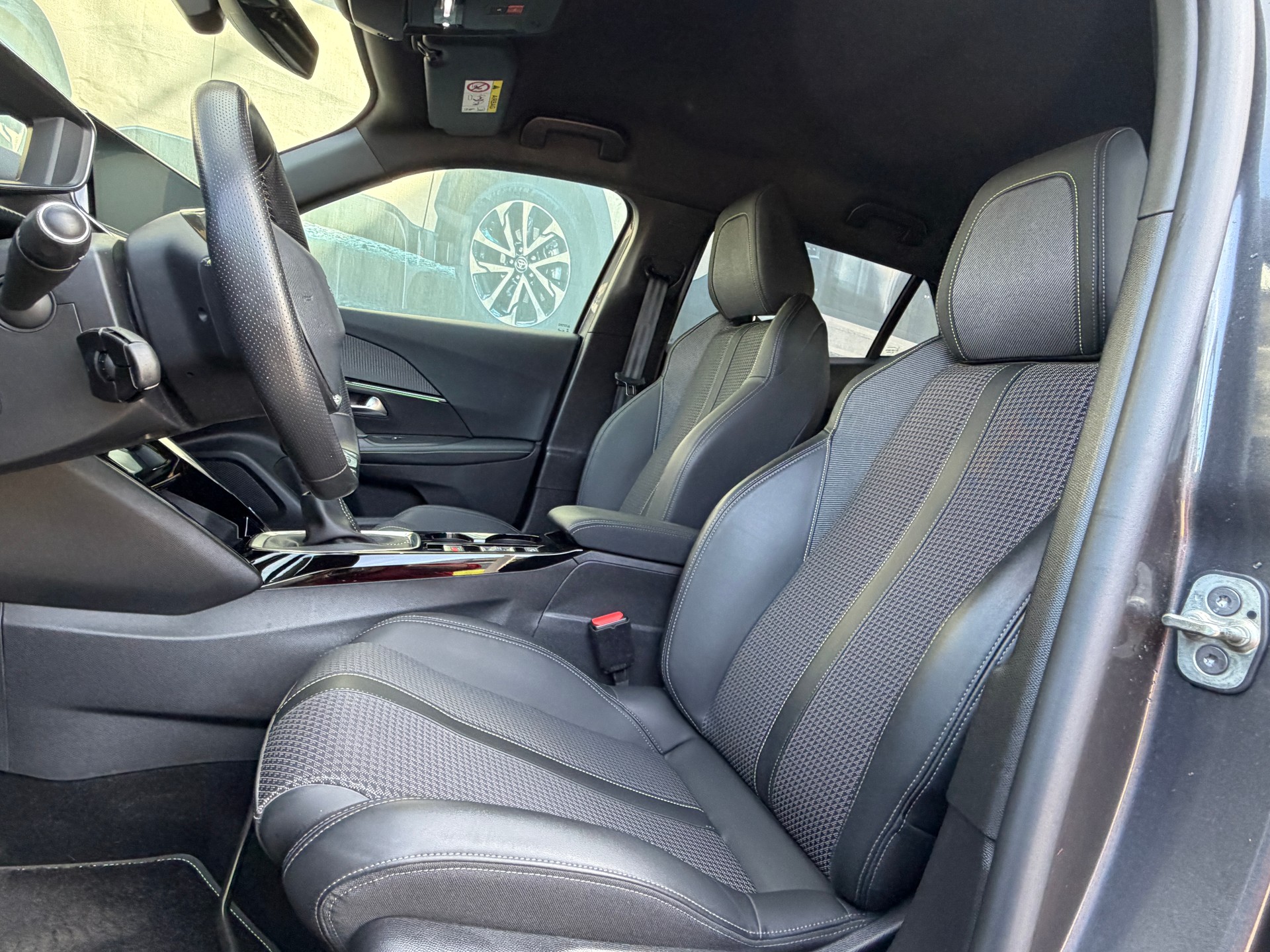 PEUGEOT 2008 1.2 PureTech GT Line-image-9