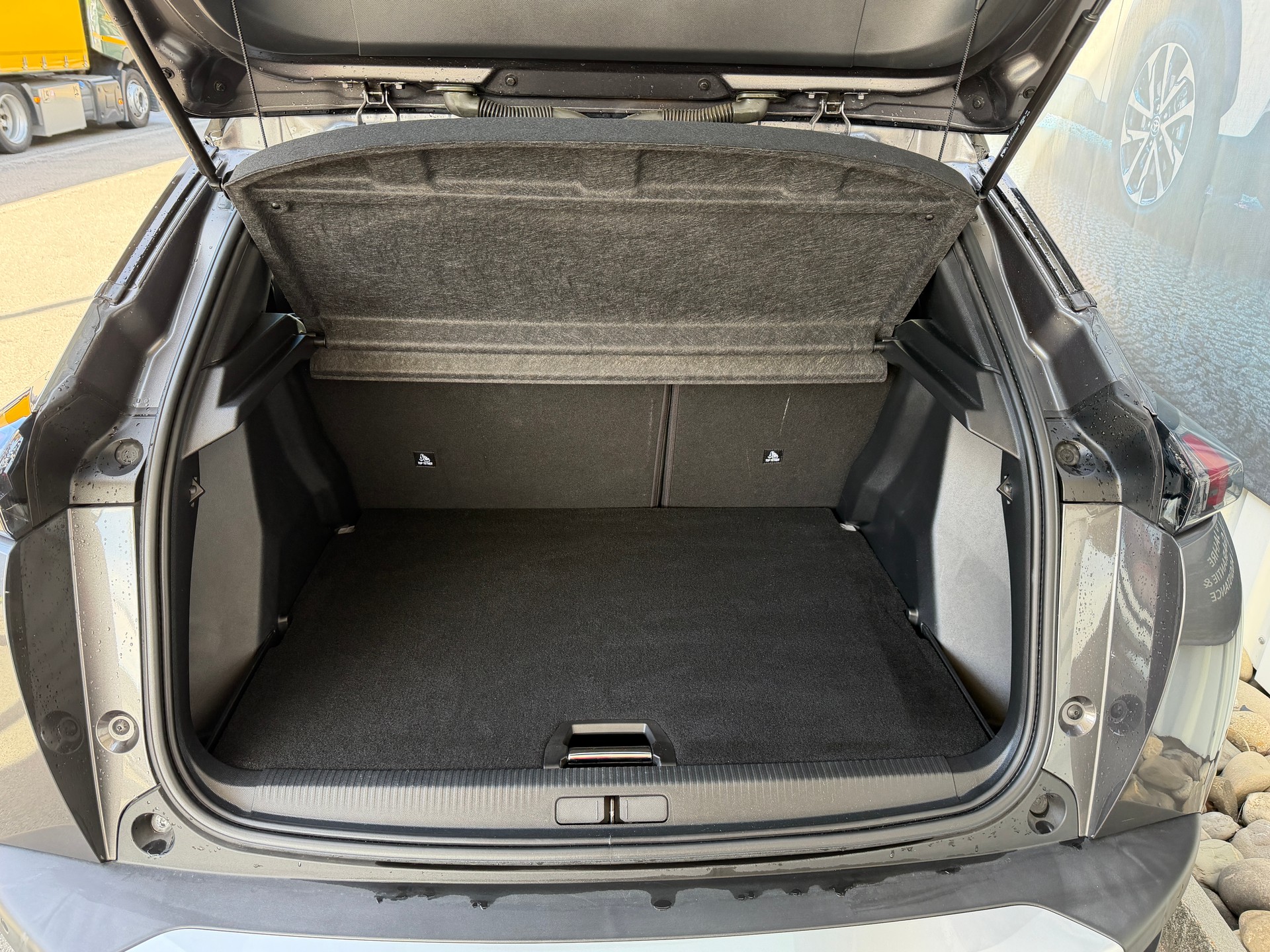 PEUGEOT 2008 1.2 PureTech GT Line-image-6