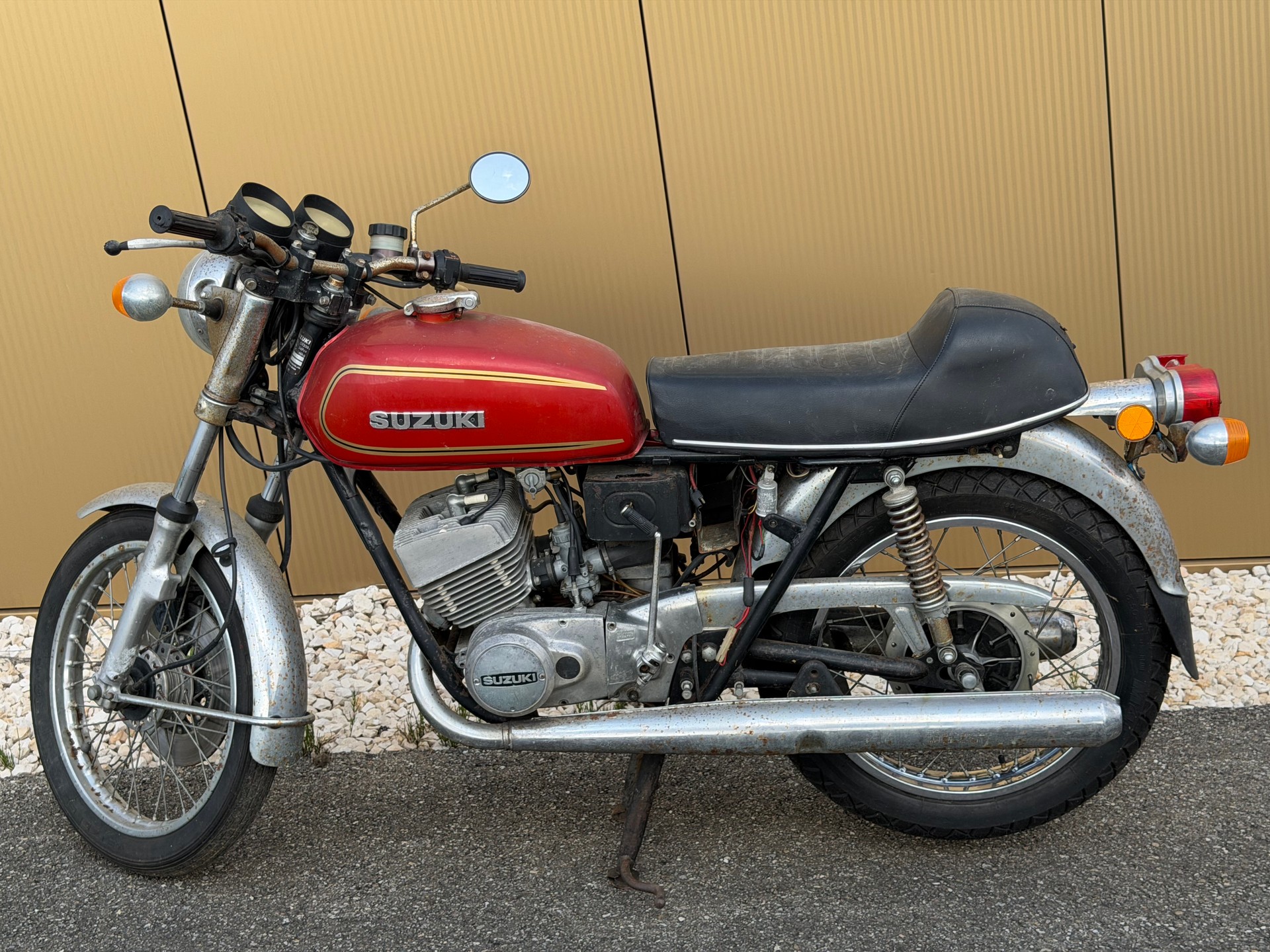 SUZUKI GT 250-image-9
