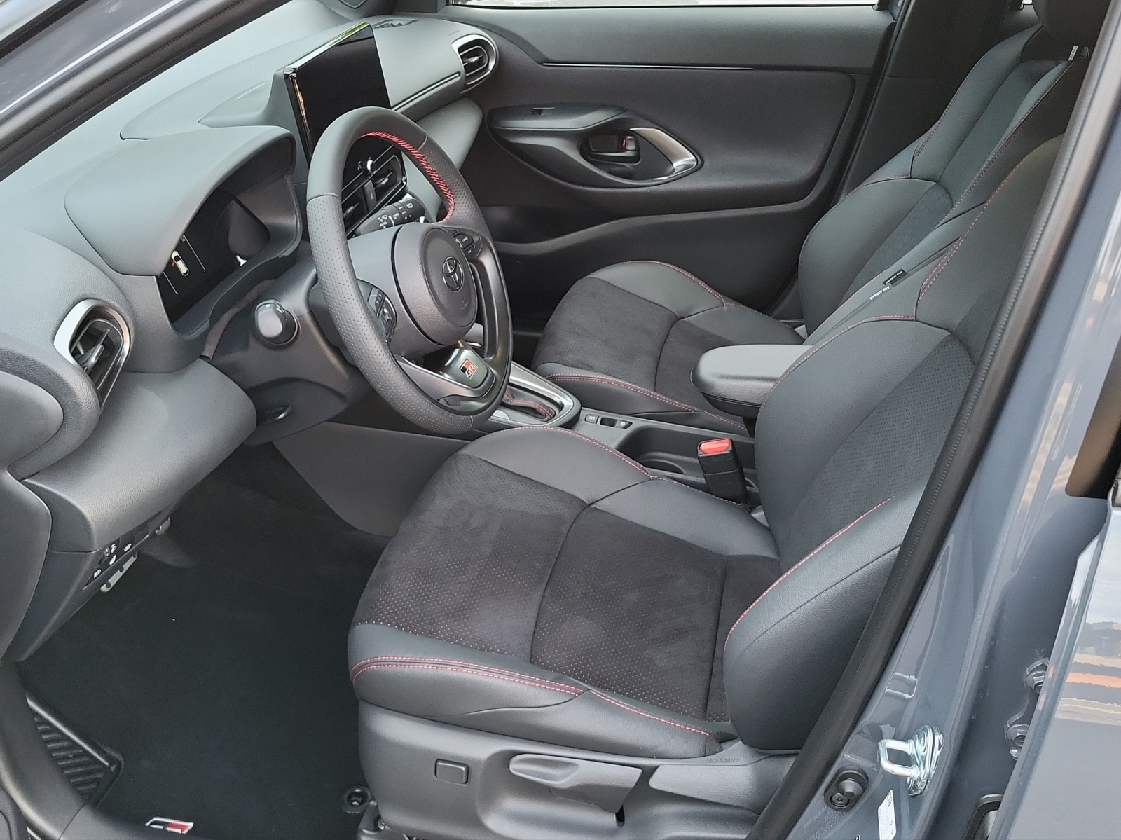 TOYOTA Yaris Cross 1.5 VVT-i HSD GR Sport FWD-image-12