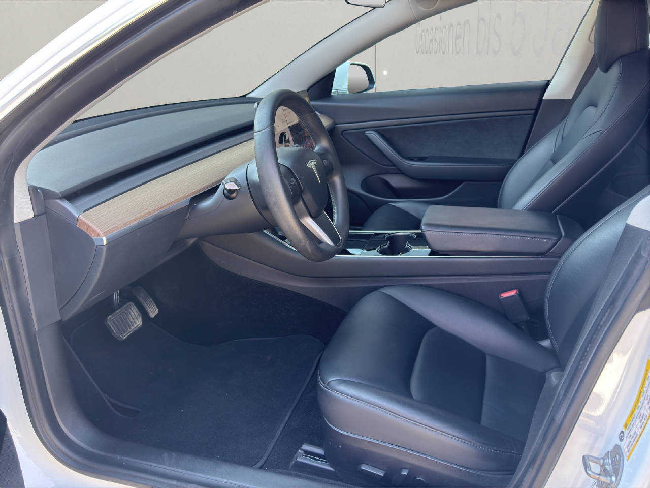 TESLA Model 3 Long Range Dual Motor-showroom-element-3