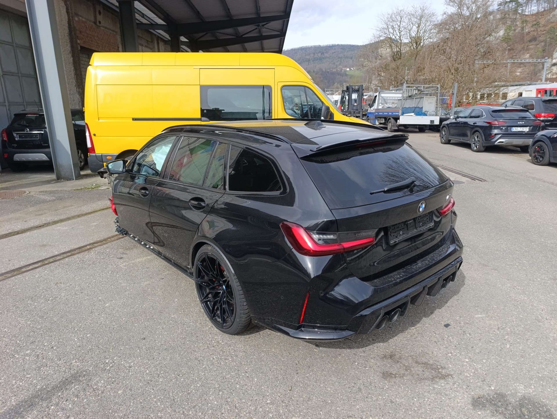 BMW M3 Touring xDrive Competition M-showroom-element-2