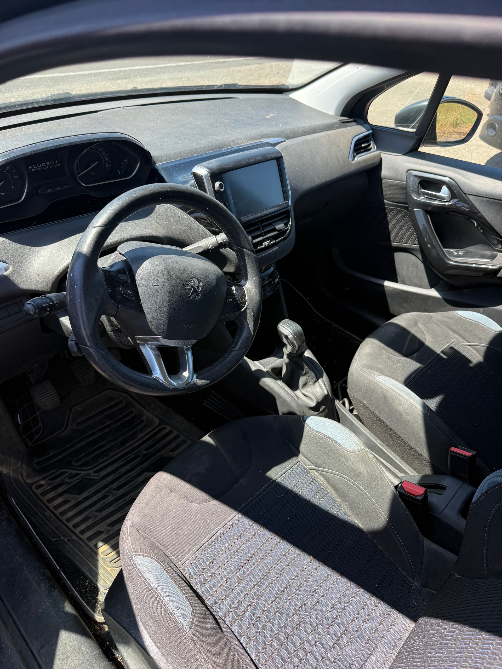 PEUGEOT 208 1.2 THP Allure-image-5