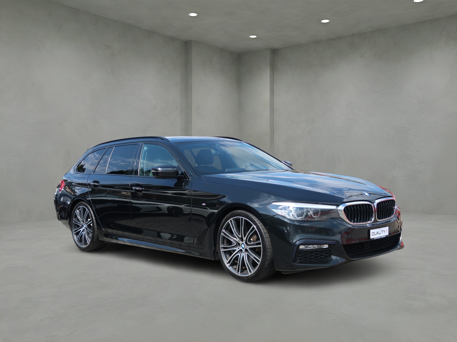 BMW 530d Touring M-Paket-showroom-element-2