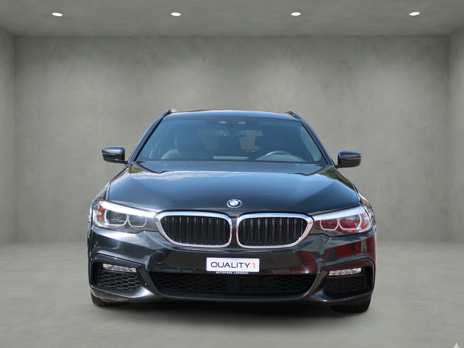 BMW 530d Touring M-Paket-showroom-element-1