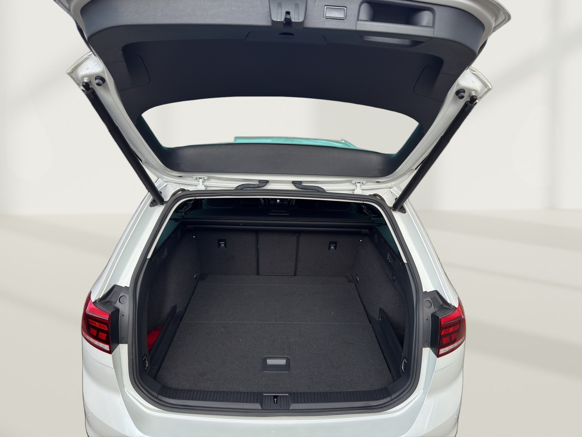 VW Passat 2.0 TDI BMT Elegance 4Motion DSG-image-9